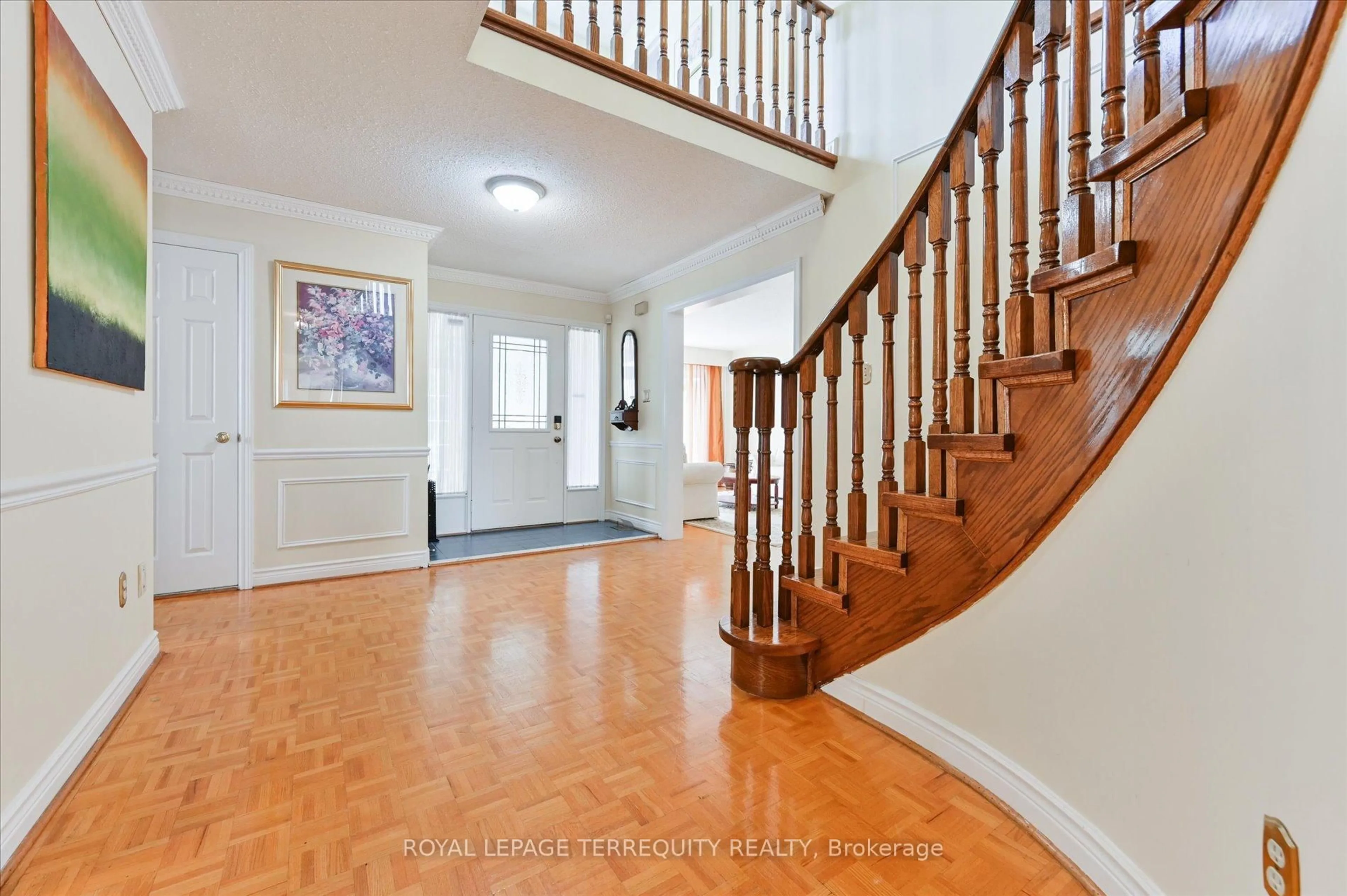 Indoor foyer for 20 Leighland Dr, Markham Ontario L3R 7R4