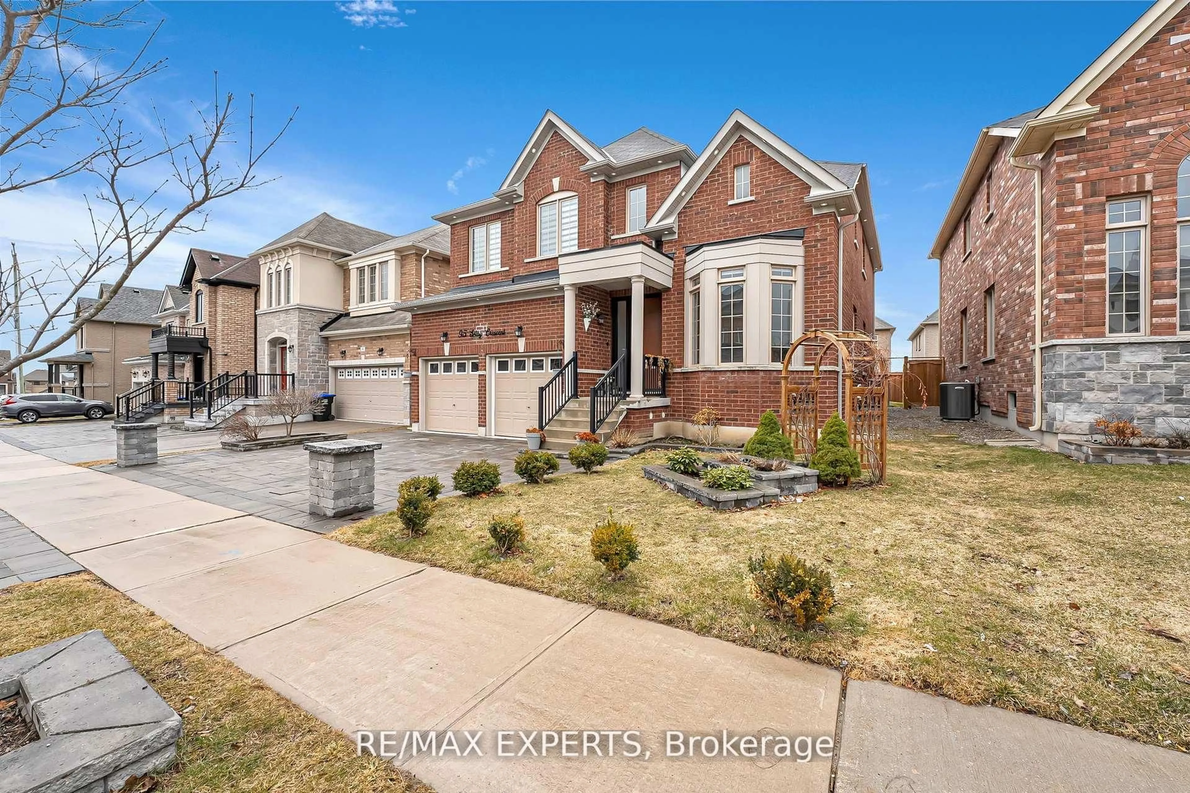Home with brick exterior material, street for 95 Selby Cres, Bradford West Gwillimbury Ontario L3Z 0V3
