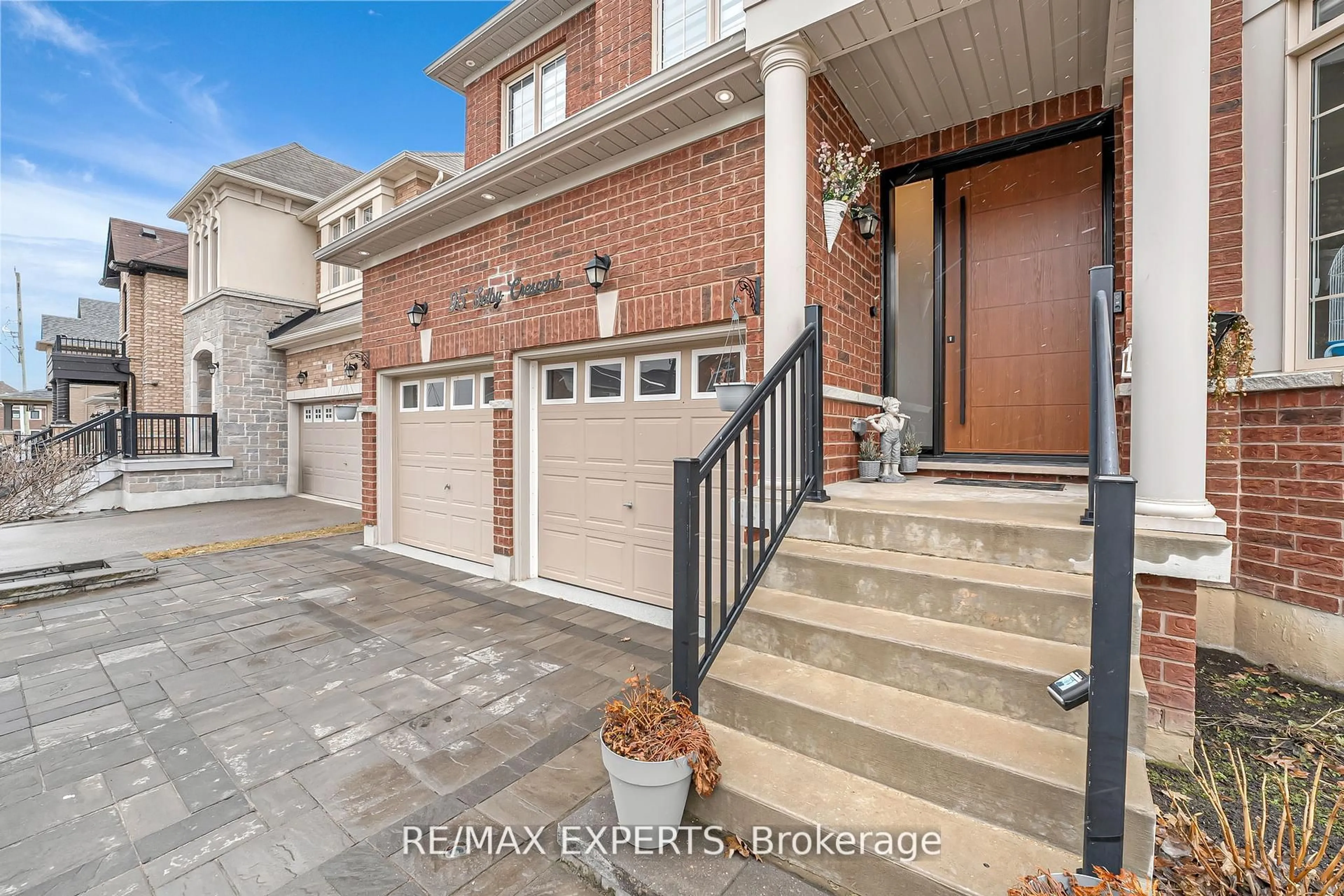 Home with brick exterior material, street for 95 Selby Cres, Bradford West Gwillimbury Ontario L3Z 0V3