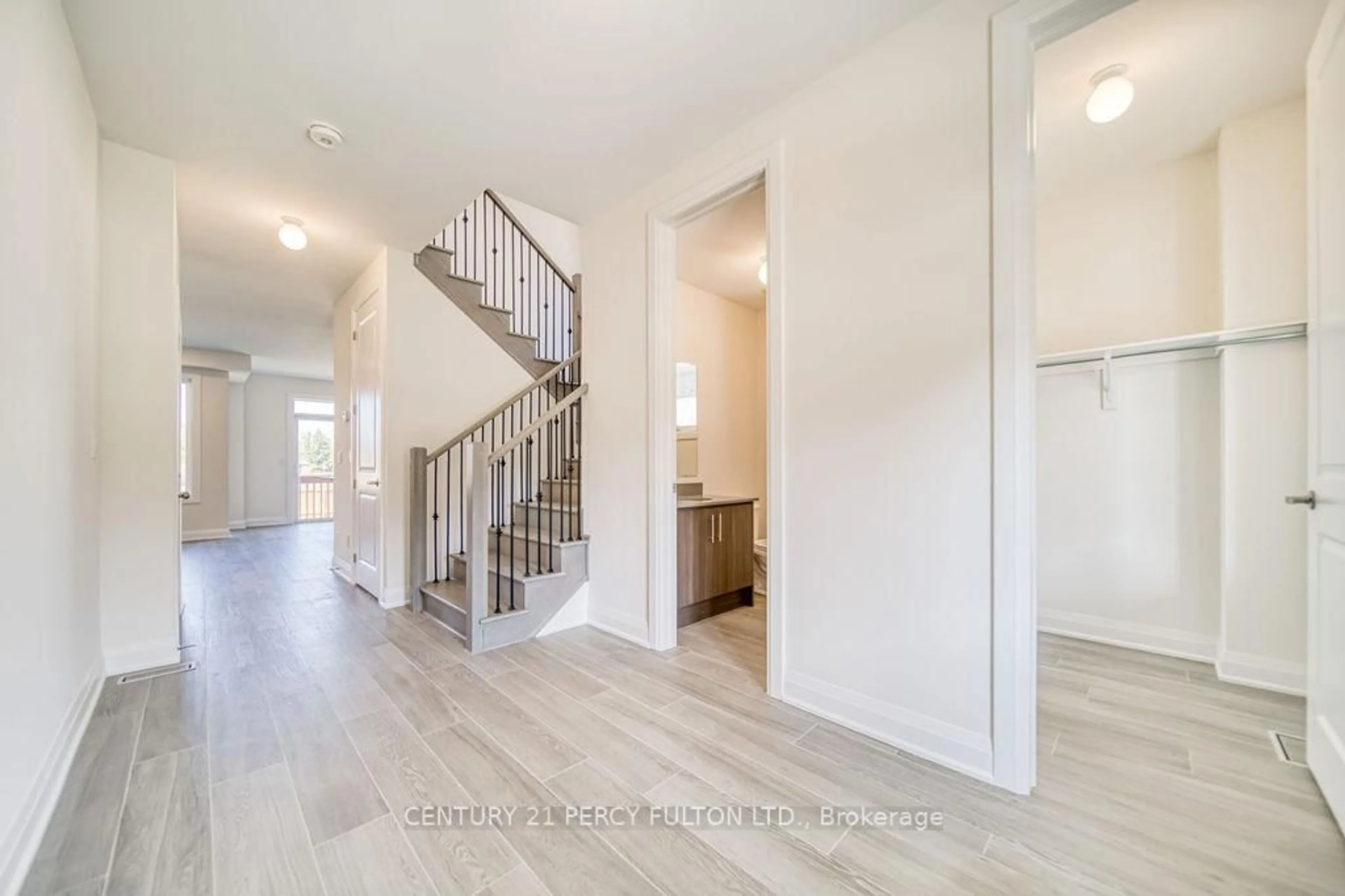 Indoor entryway for 1350 Davis Loop, Innisfil Ontario L0L 1W0