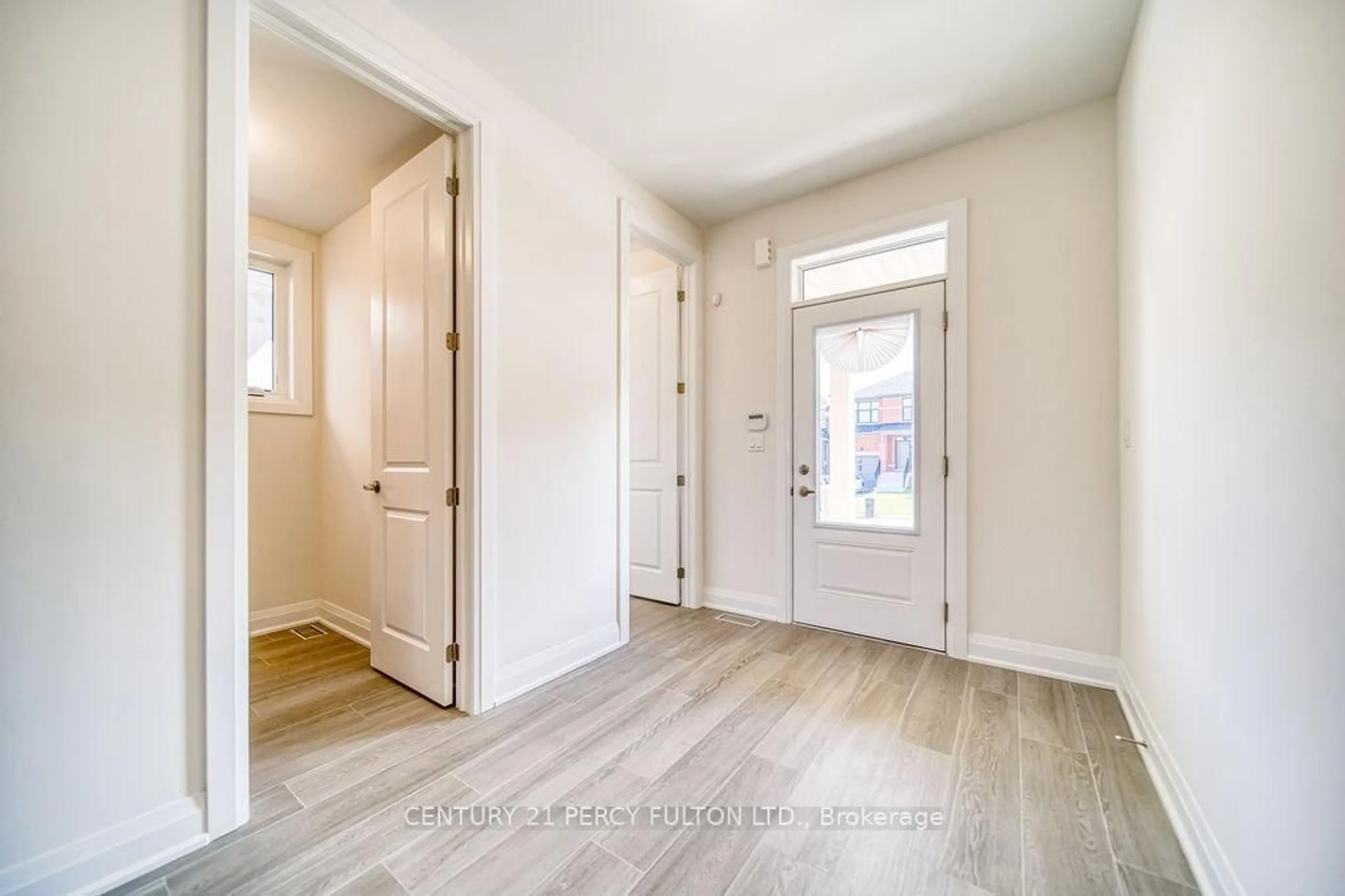 Indoor entryway for 1350 Davis Loop, Innisfil Ontario L0L 1W0