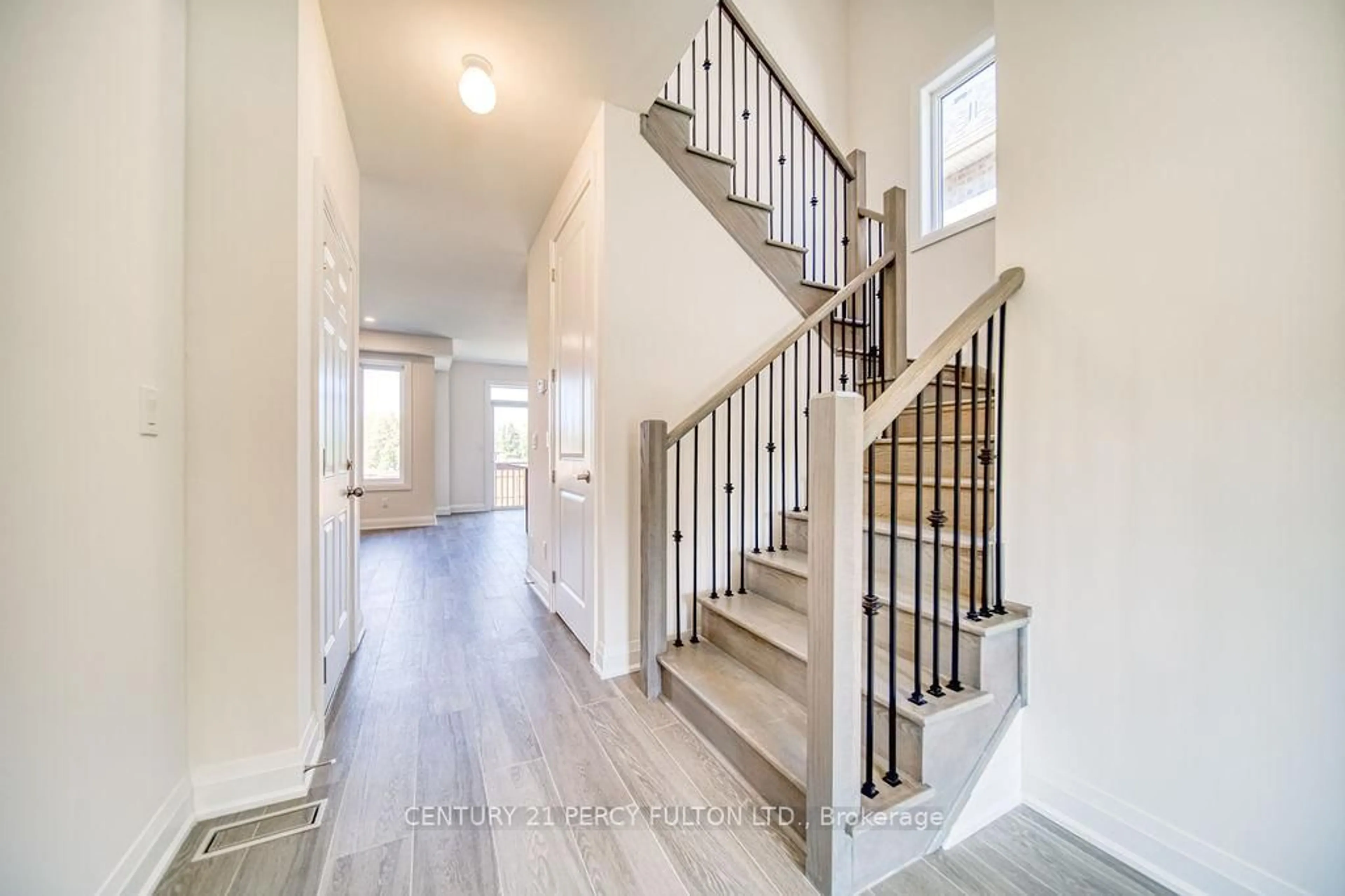 Indoor entryway for 1350 Davis Loop, Innisfil Ontario L0L 1W0
