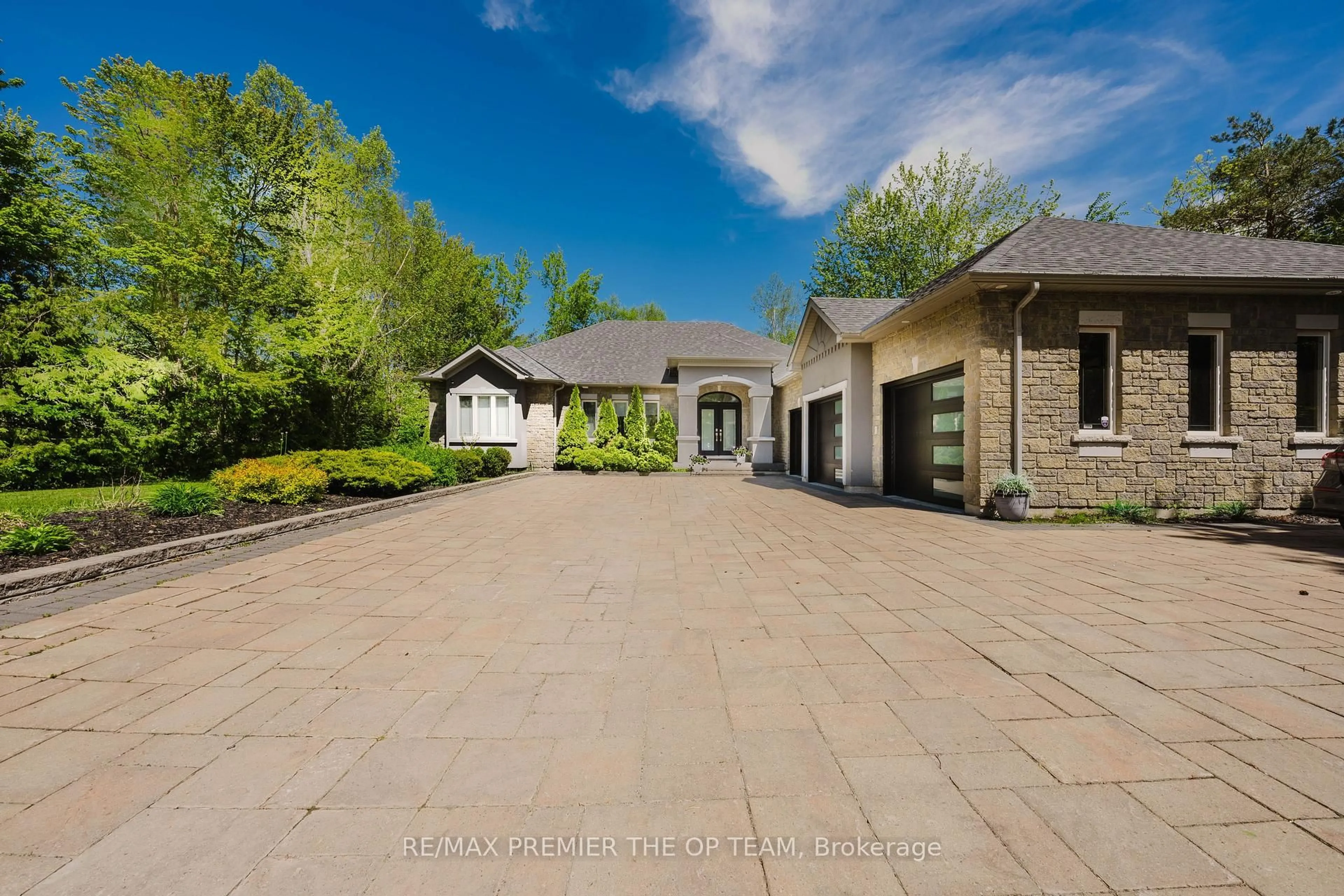 A pic from outside/outdoor area/front of a property/back of a property/a pic from drone, street for 1856 Innisbrook St, Innisfil Ontario L9S 5A3