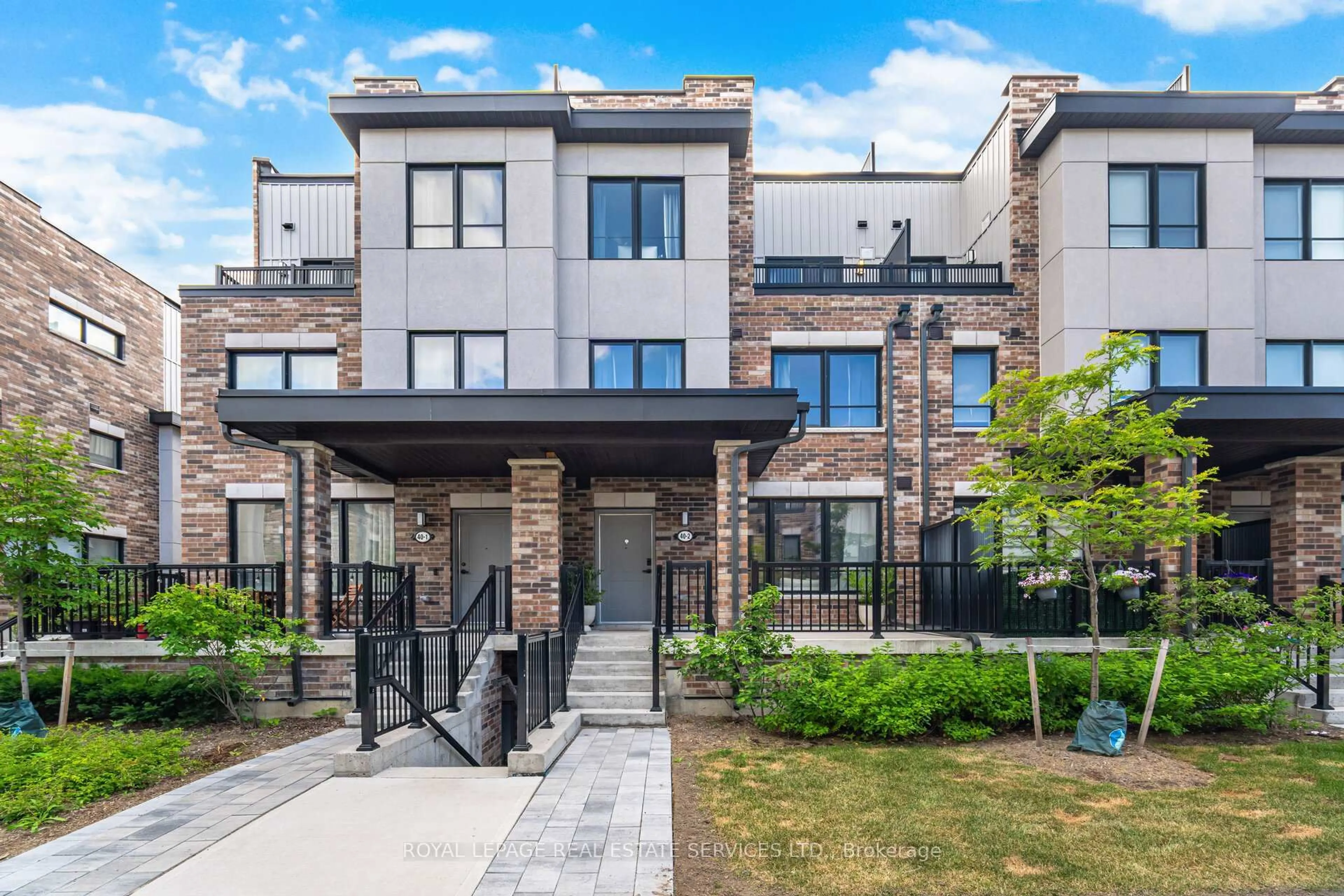 Home with brick exterior material, street for 40 Baynes Way #2, Bradford West Gwillimbury Ontario L3Z 4M4