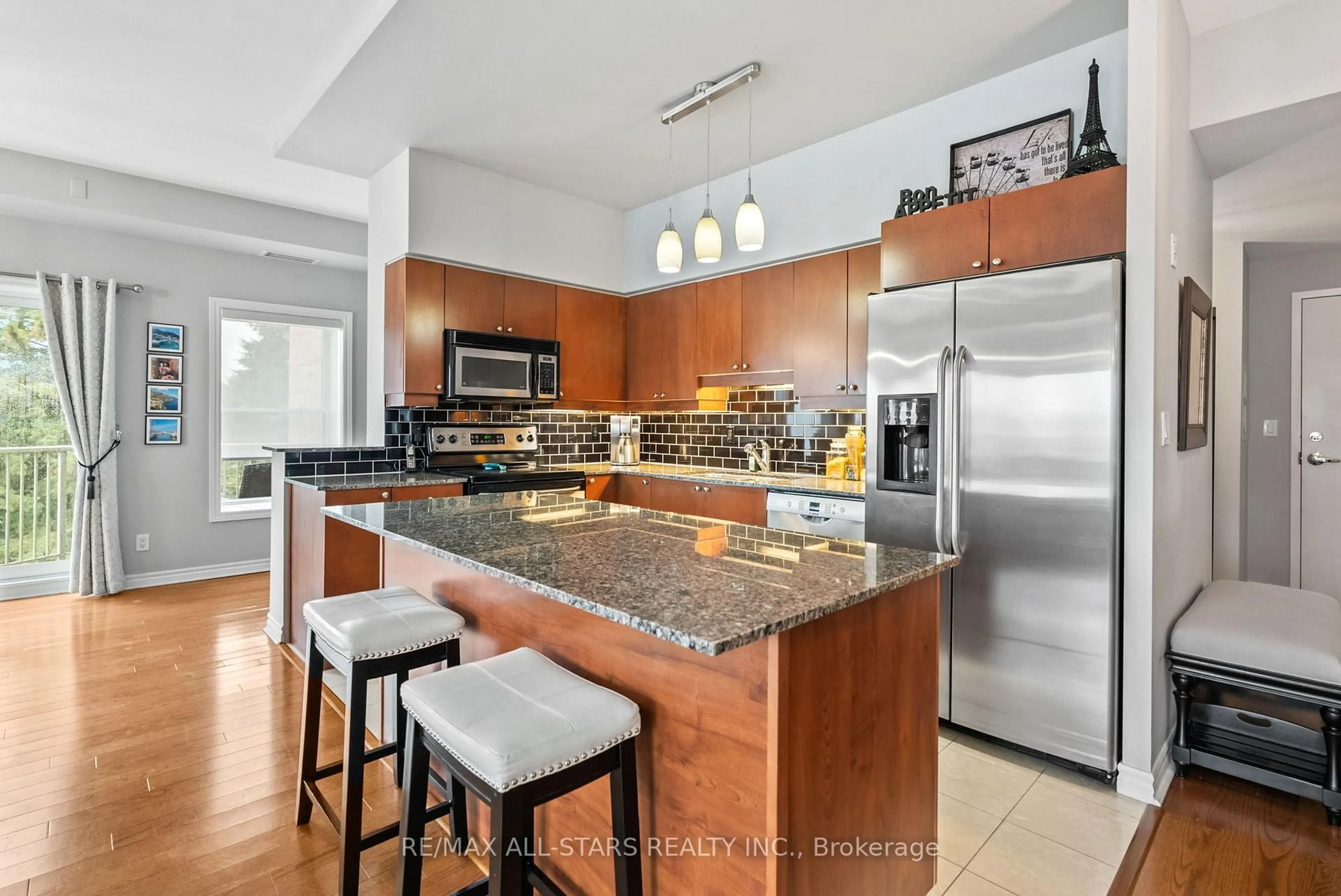 Open concept kitchen, ceramic/tile floor for 22 James Hill Crt #316, Uxbridge Ontario L9P 1Y6