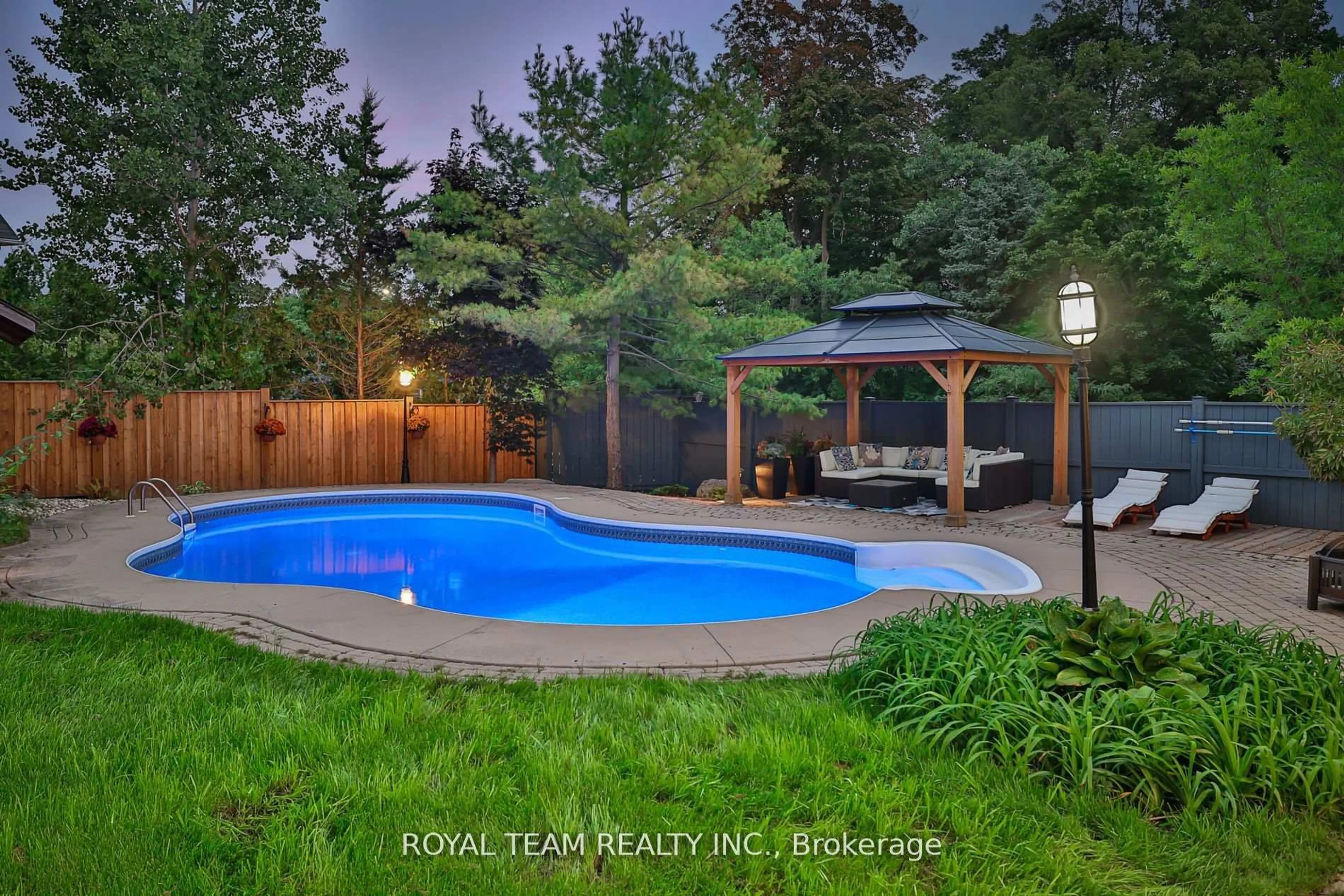 Pool for 2 Gleave Crt, Aurora Ontario L4G 7L9