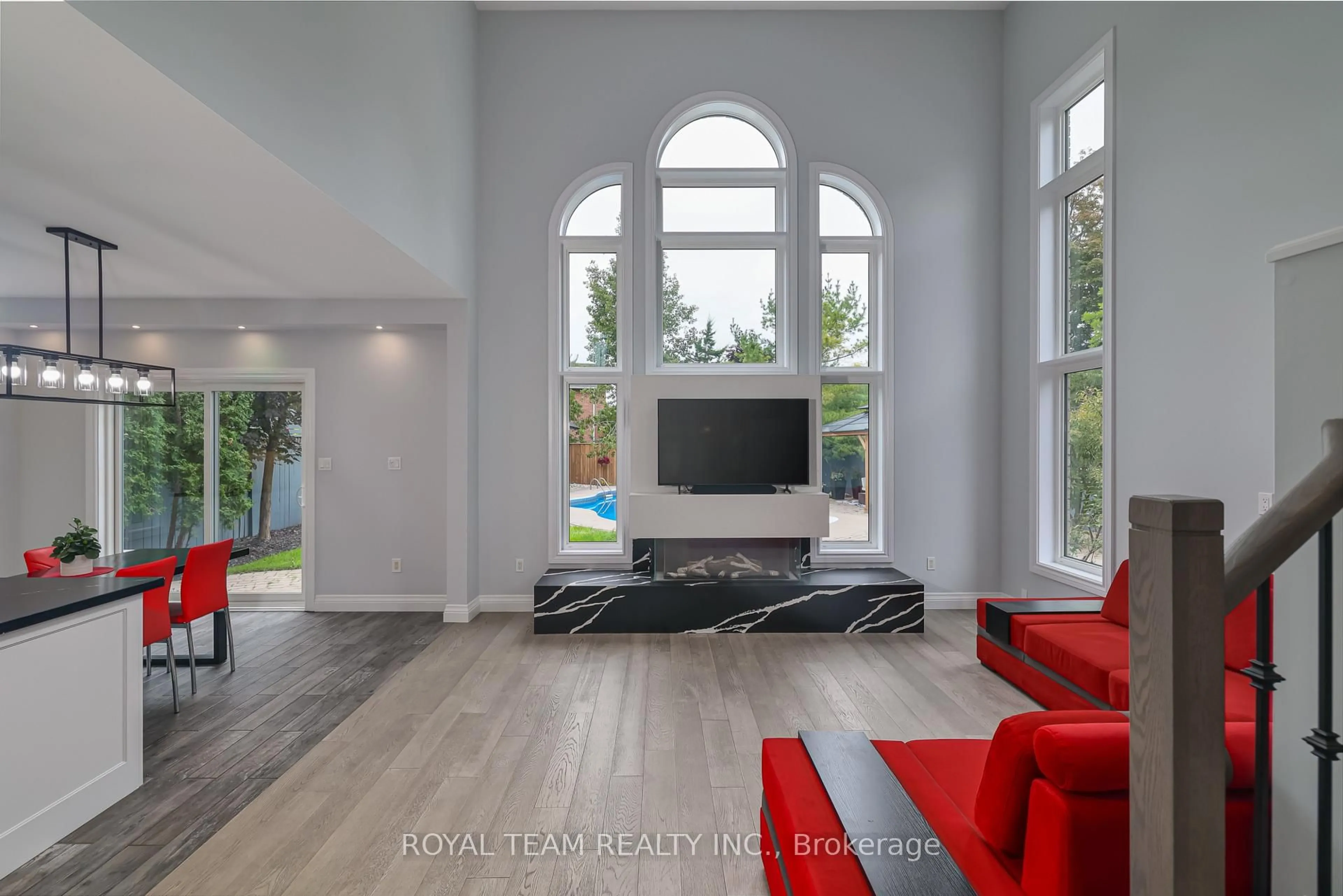 Unknown for 2 Gleave Crt, Aurora Ontario L4G 7L9