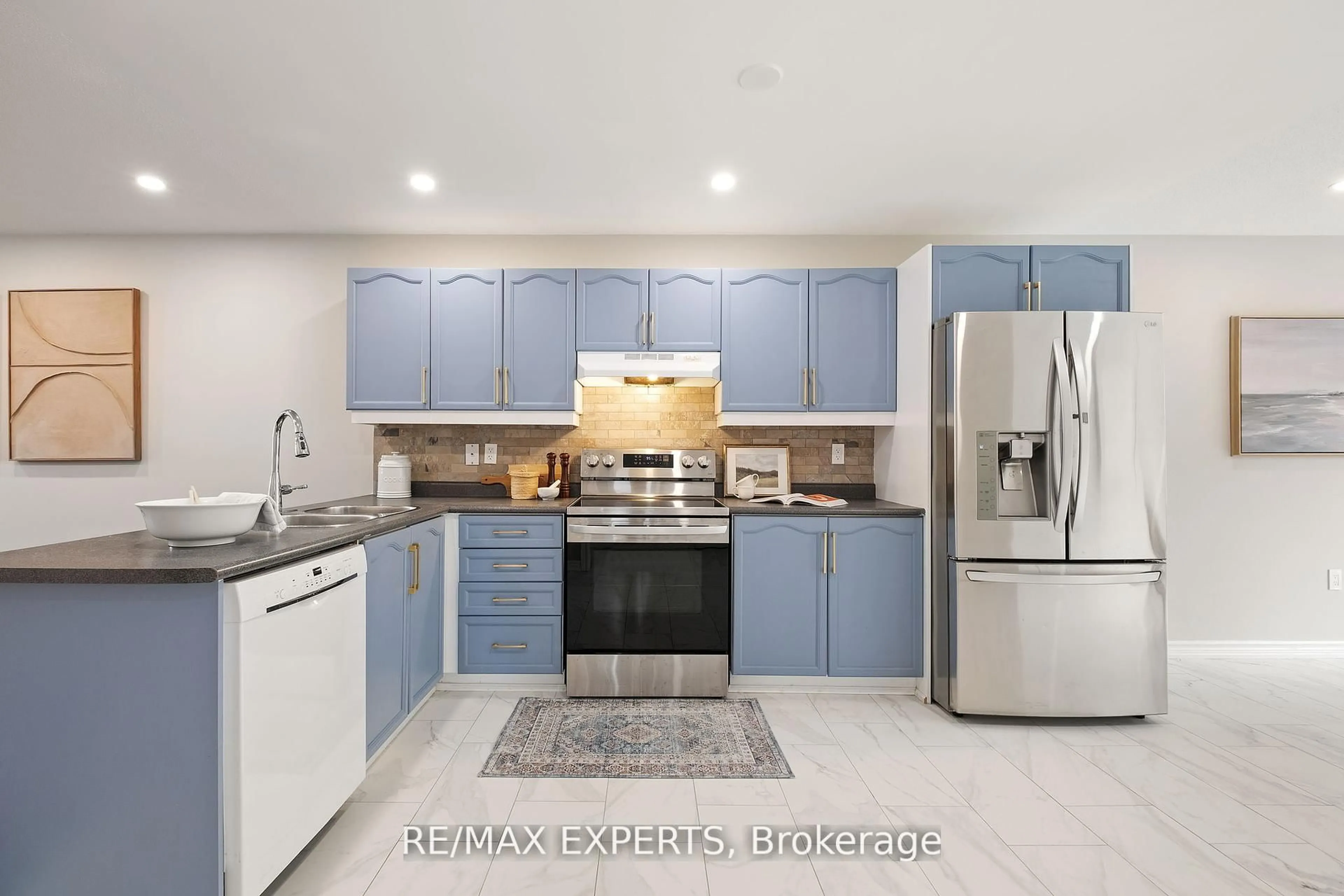 Open concept kitchen, ceramic/tile floor for 14 Aishford Rd, Bradford West Gwillimbury Ontario L3Z 3E3