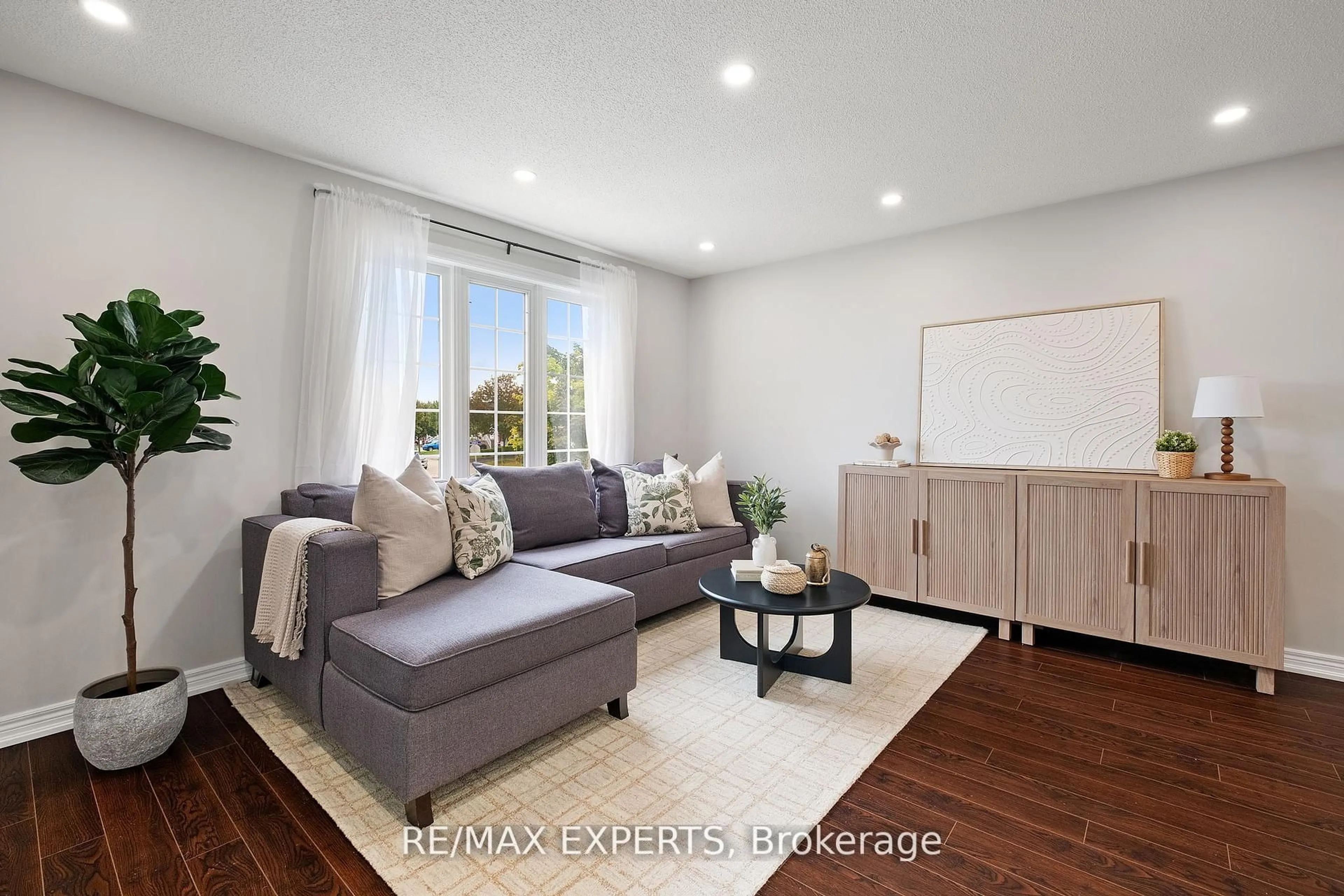 Living room with furniture, wood/laminate floor for 14 Aishford Rd, Bradford West Gwillimbury Ontario L3Z 3E3