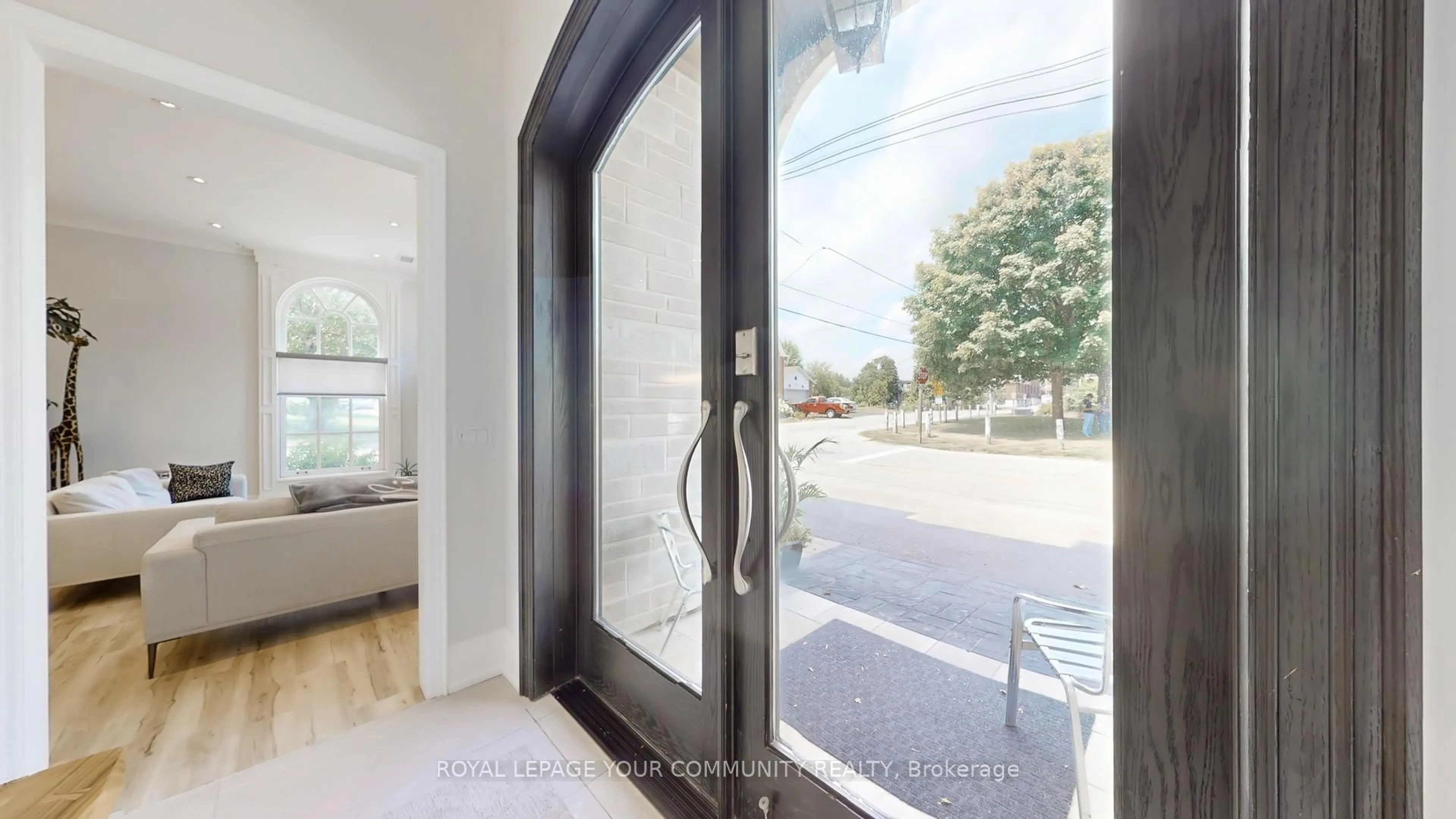 Indoor entryway for 42 Somerville St, Whitchurch-Stouffville Ontario L4A 1G6