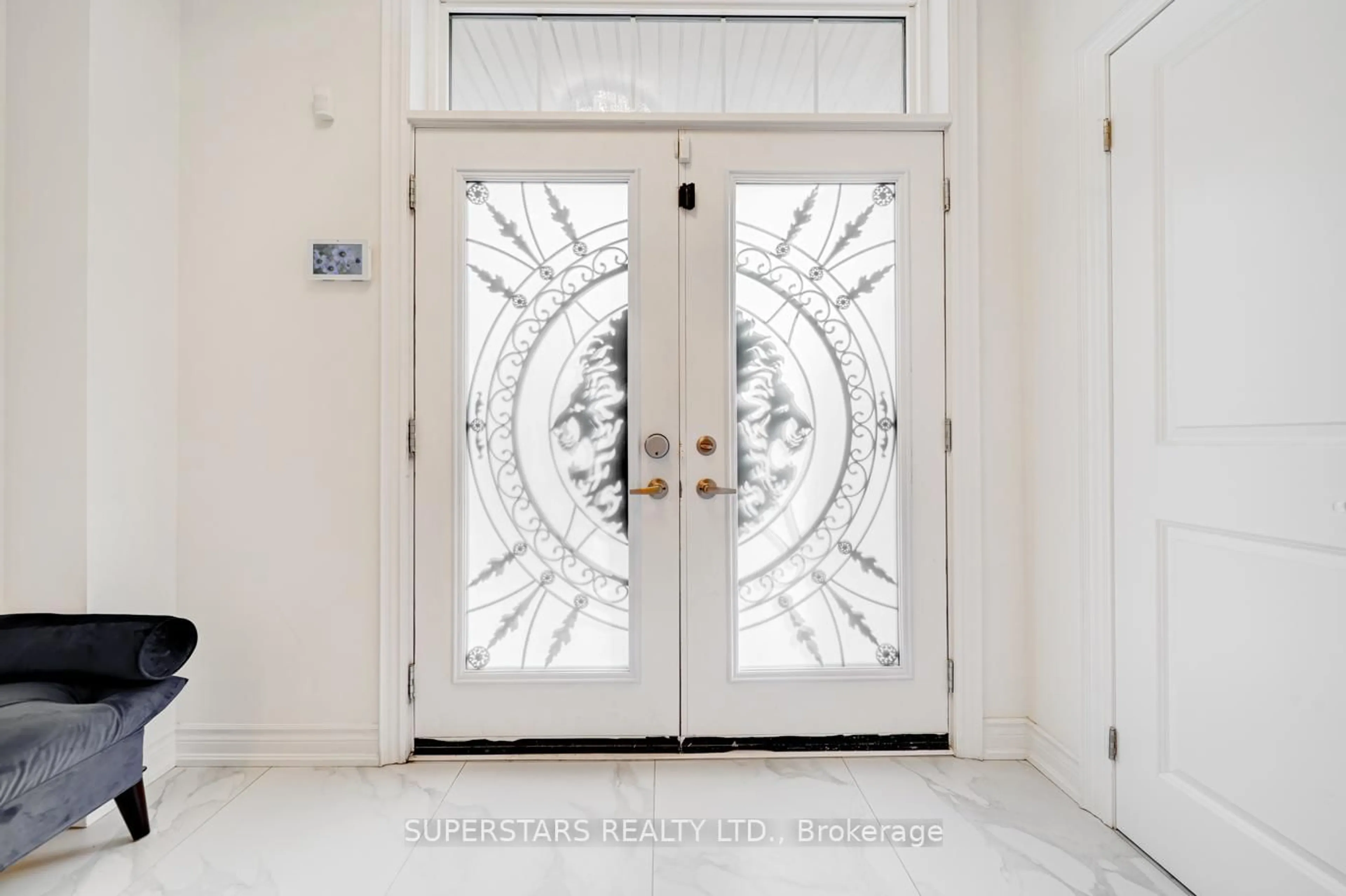 Indoor entryway for 40 Boiton St, Richmond Hill Ontario L4S 0M1