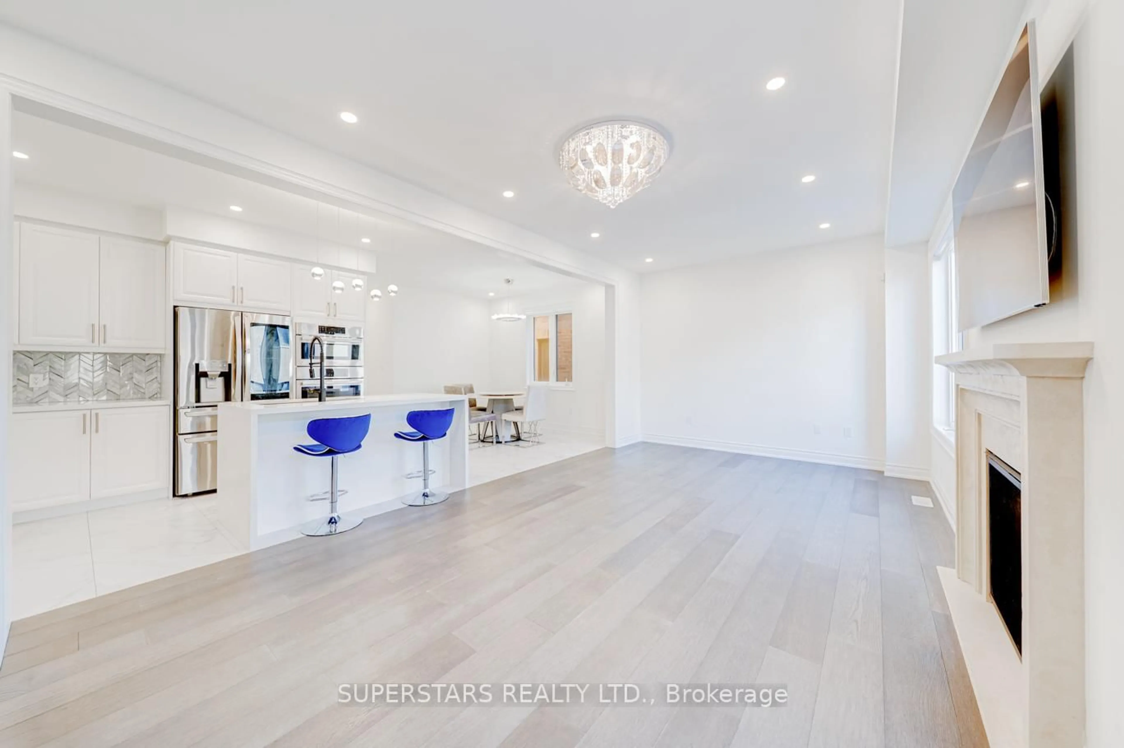 Indoor foyer for 40 Boiton St, Richmond Hill Ontario L4S 0M1