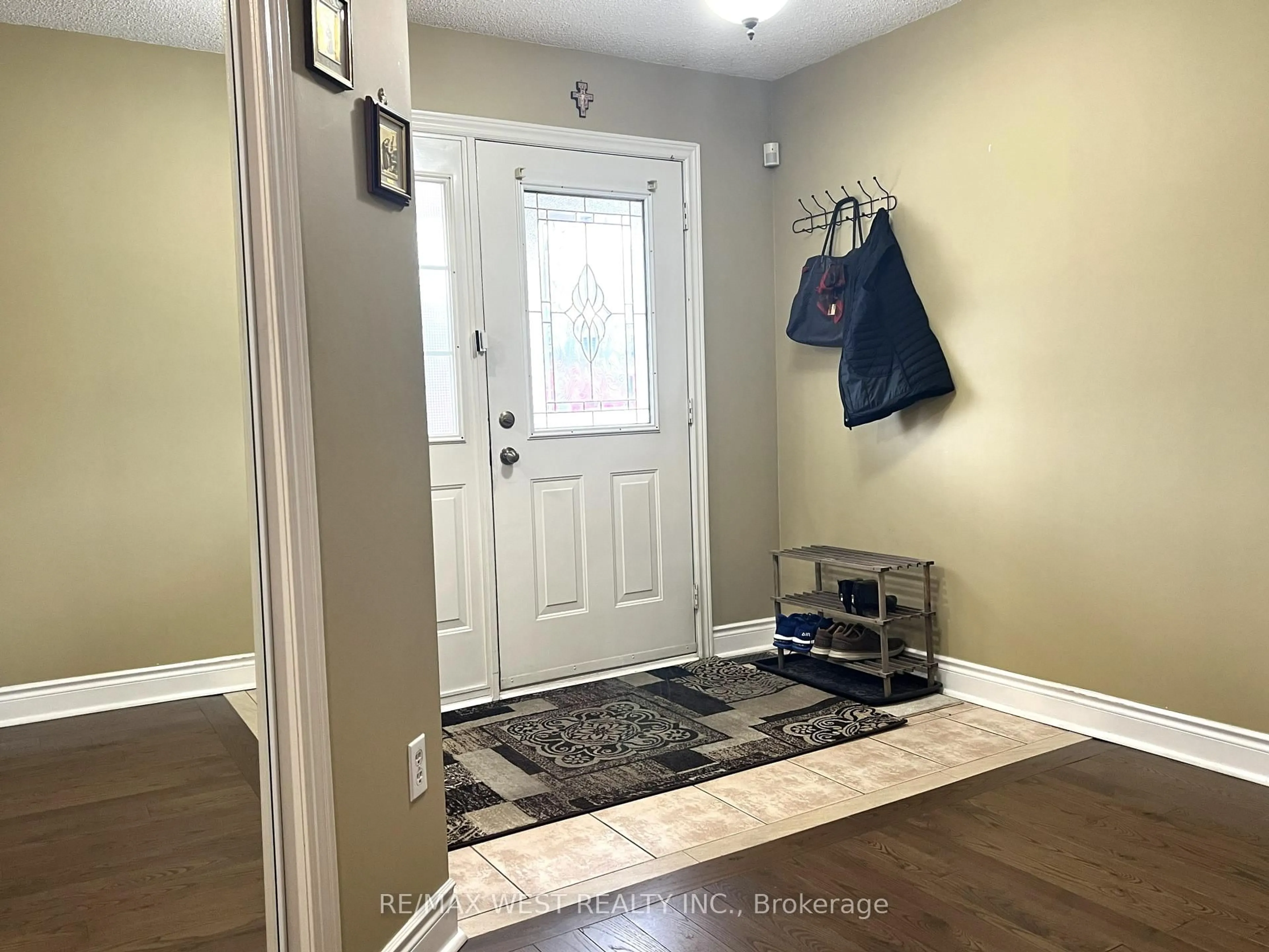 Indoor entryway for 40 Toscana Rd, Vaughan Ontario L4H 1L5