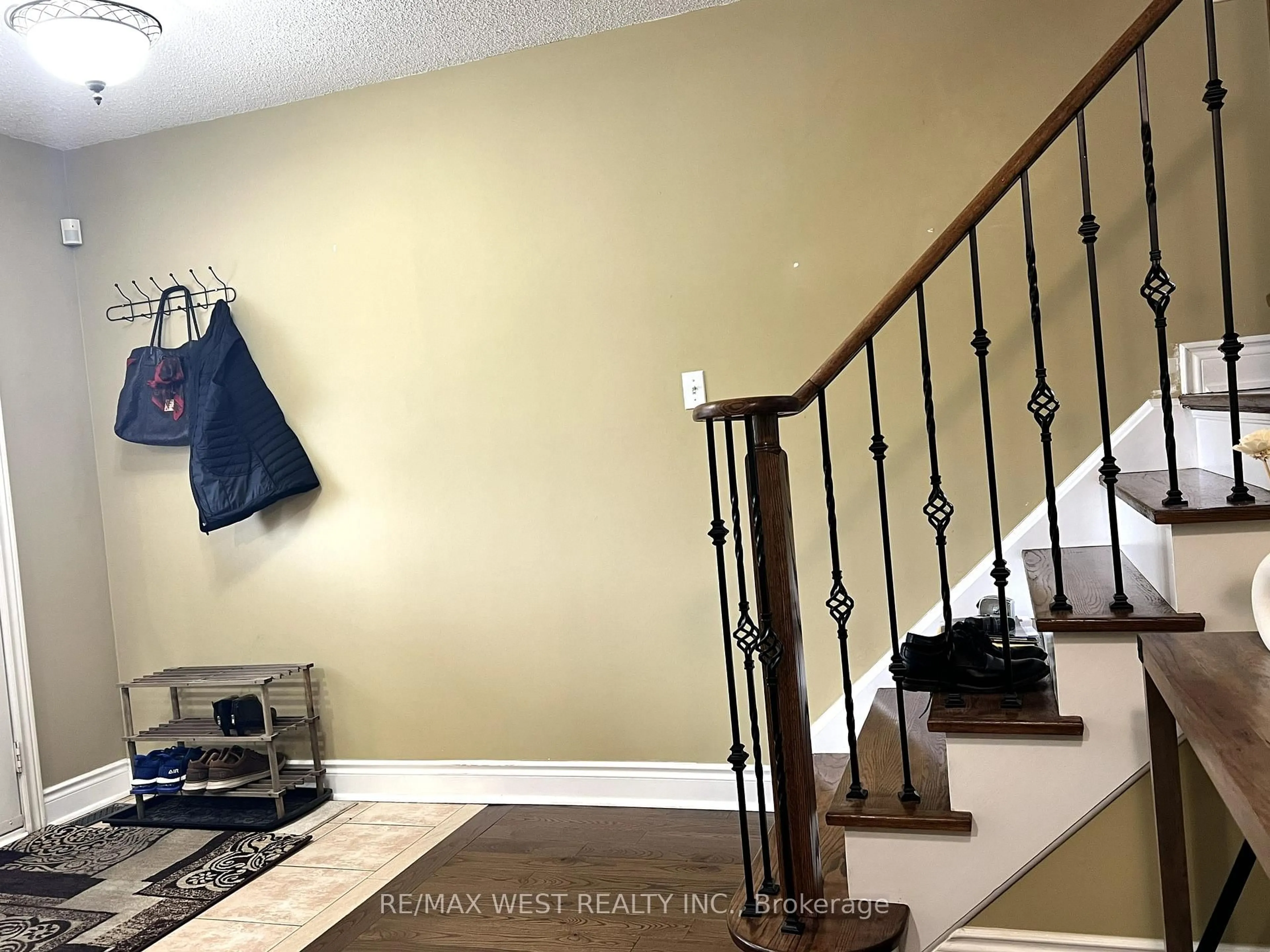 Indoor entryway for 40 Toscana Rd, Vaughan Ontario L4H 1L5