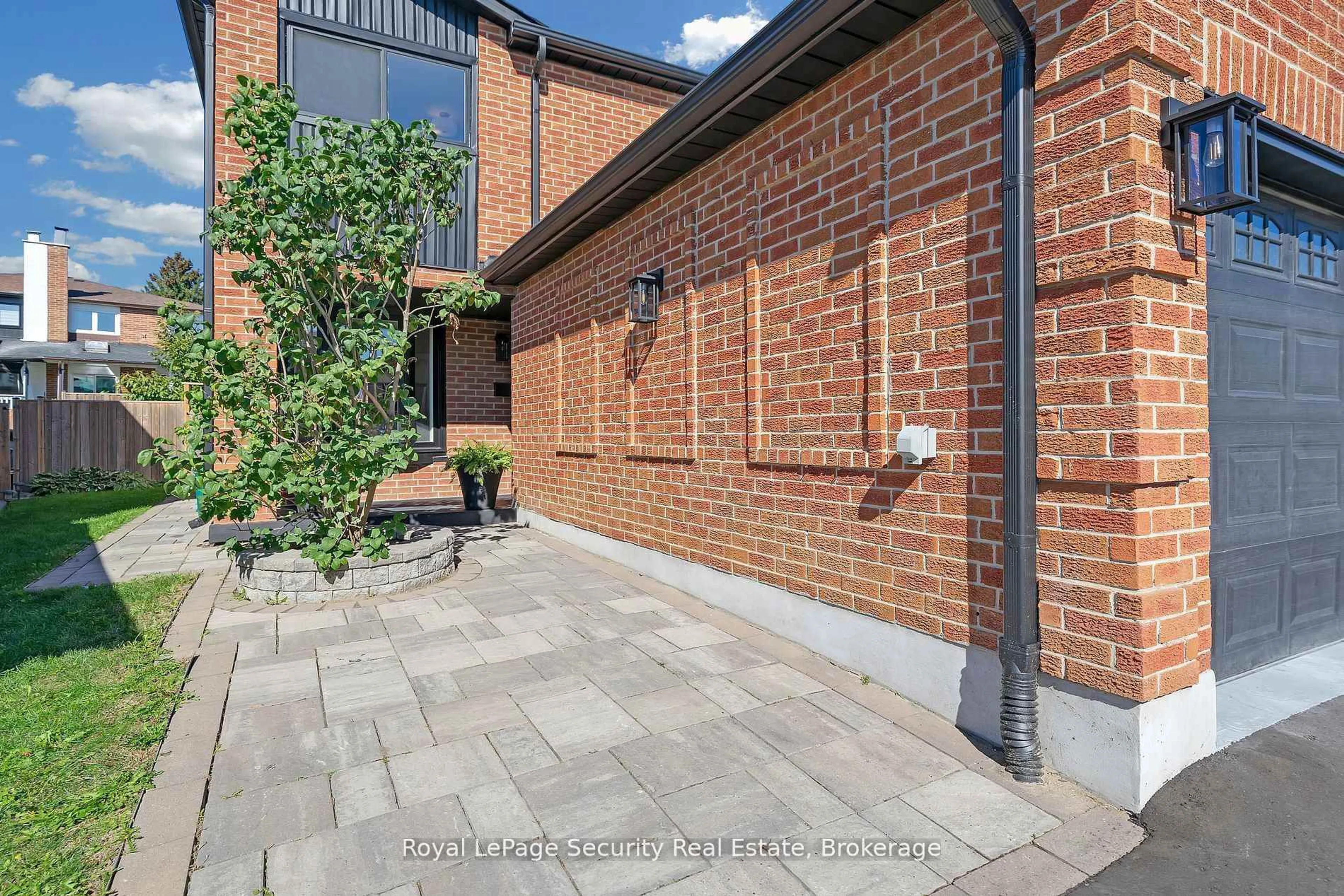 A pic from outside/outdoor area/front of a property/back of a property/a pic from drone, street for 74 Andrea Lane, Vaughan Ontario L4L 1E7