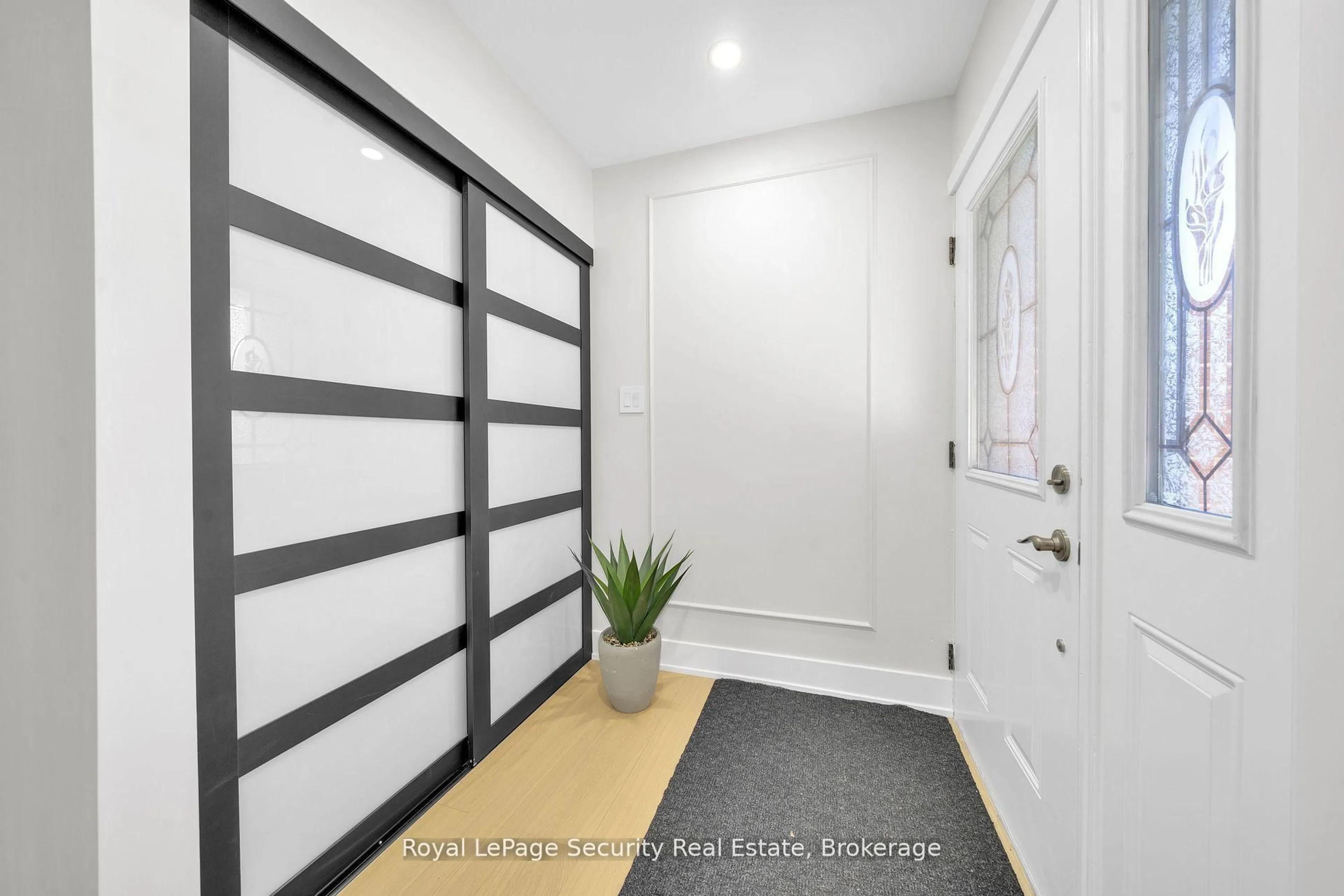 Indoor entryway for 74 Andrea Lane, Vaughan Ontario L4L 1E7