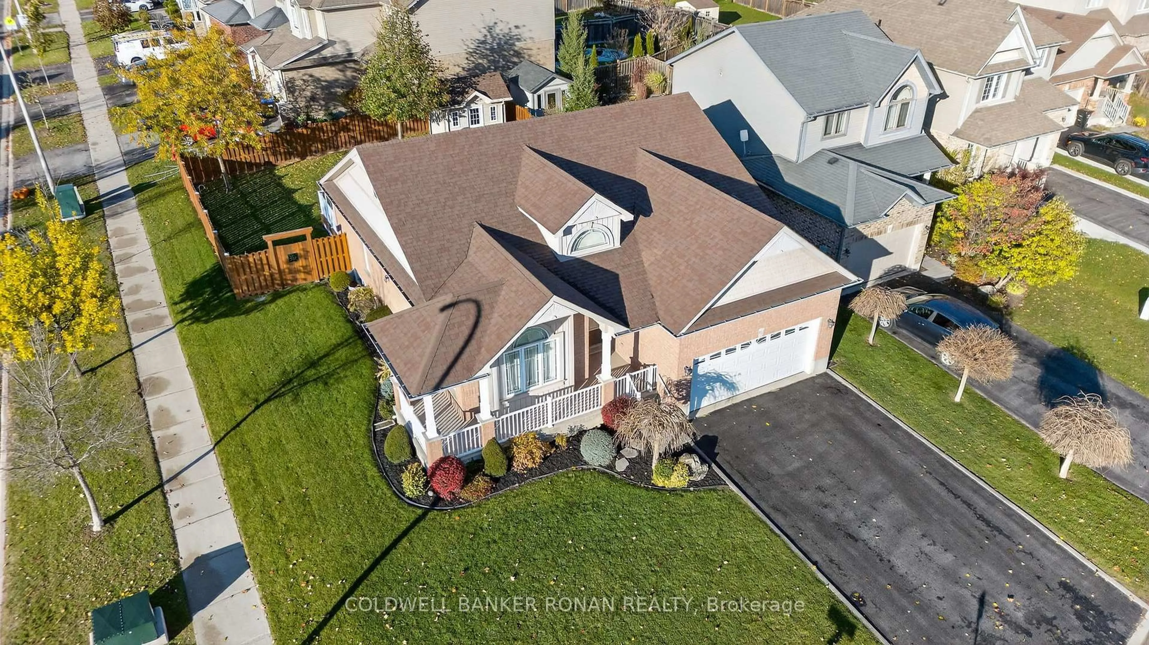 A pic from outside/outdoor area/front of a property/back of a property/a pic from drone, street for 121 Gray Ave, New Tecumseth Ontario L9R 0G4