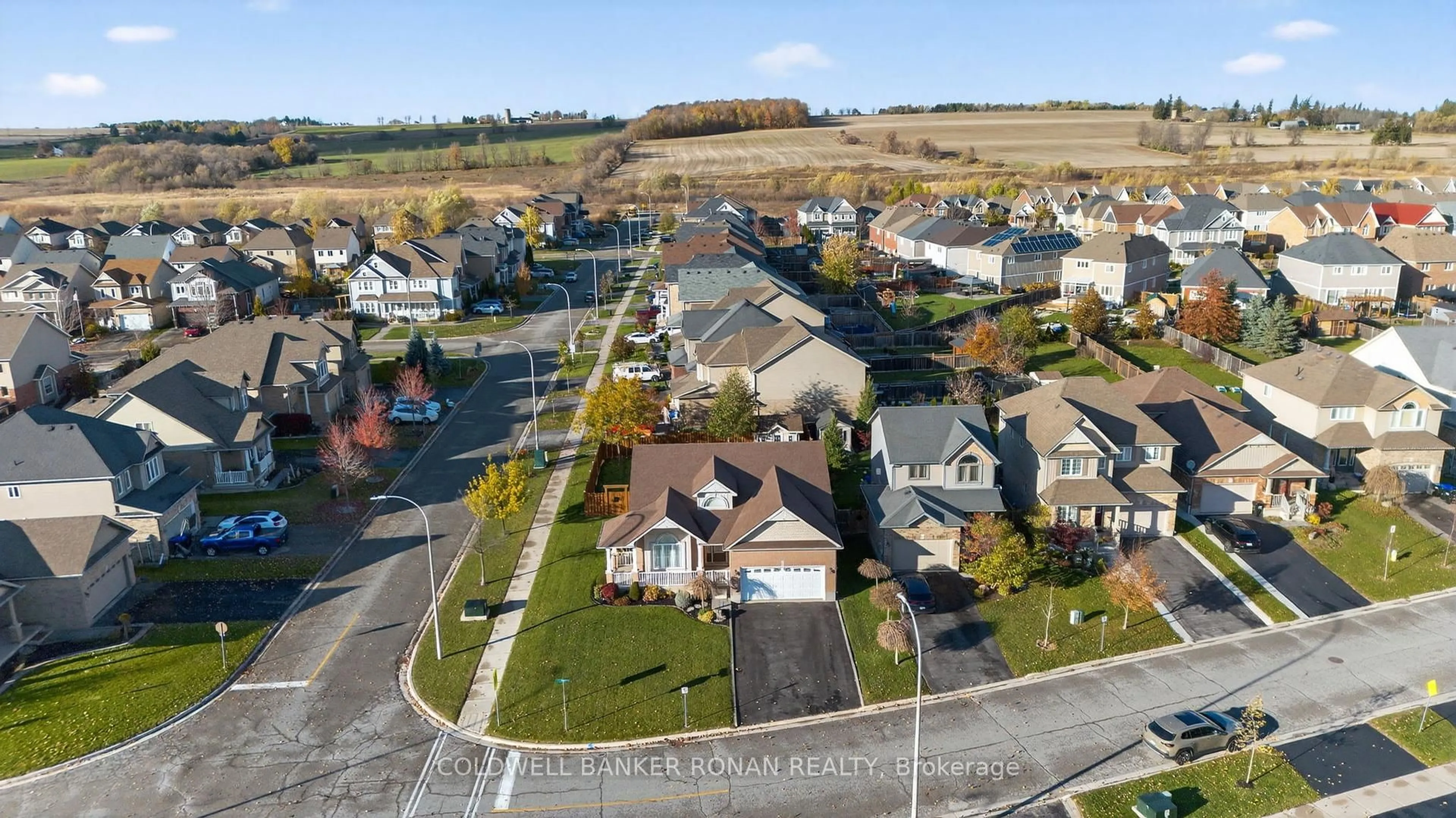 A pic from outside/outdoor area/front of a property/back of a property/a pic from drone, street for 121 Gray Ave, New Tecumseth Ontario L9R 0G4