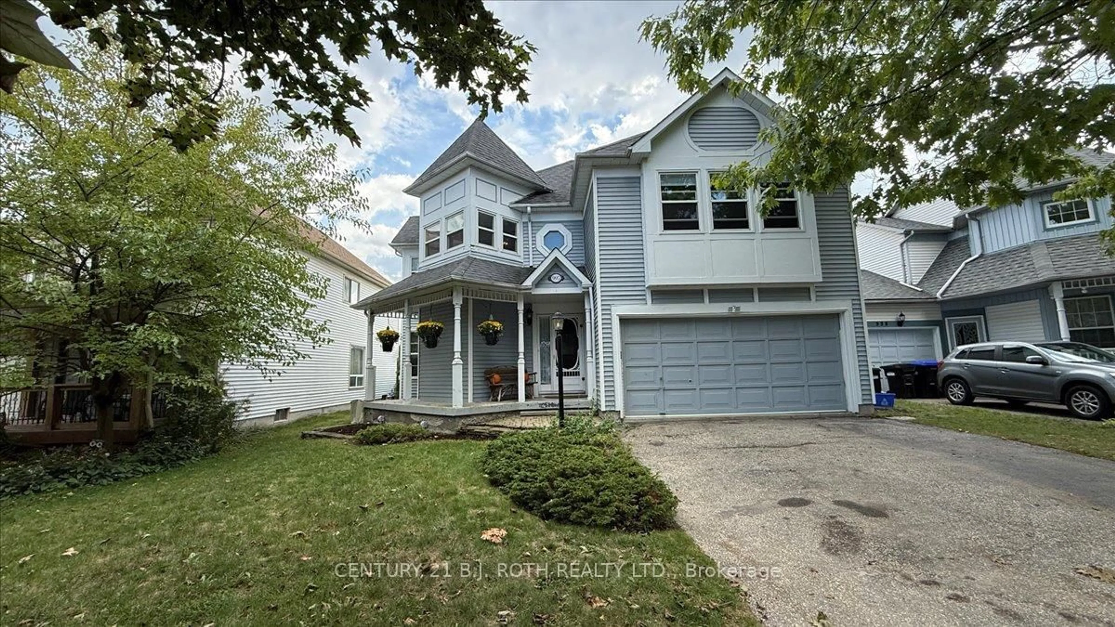 Home with vinyl exterior material, street for 995 LINDEN St, Innisfil Ontario L9S 1W4