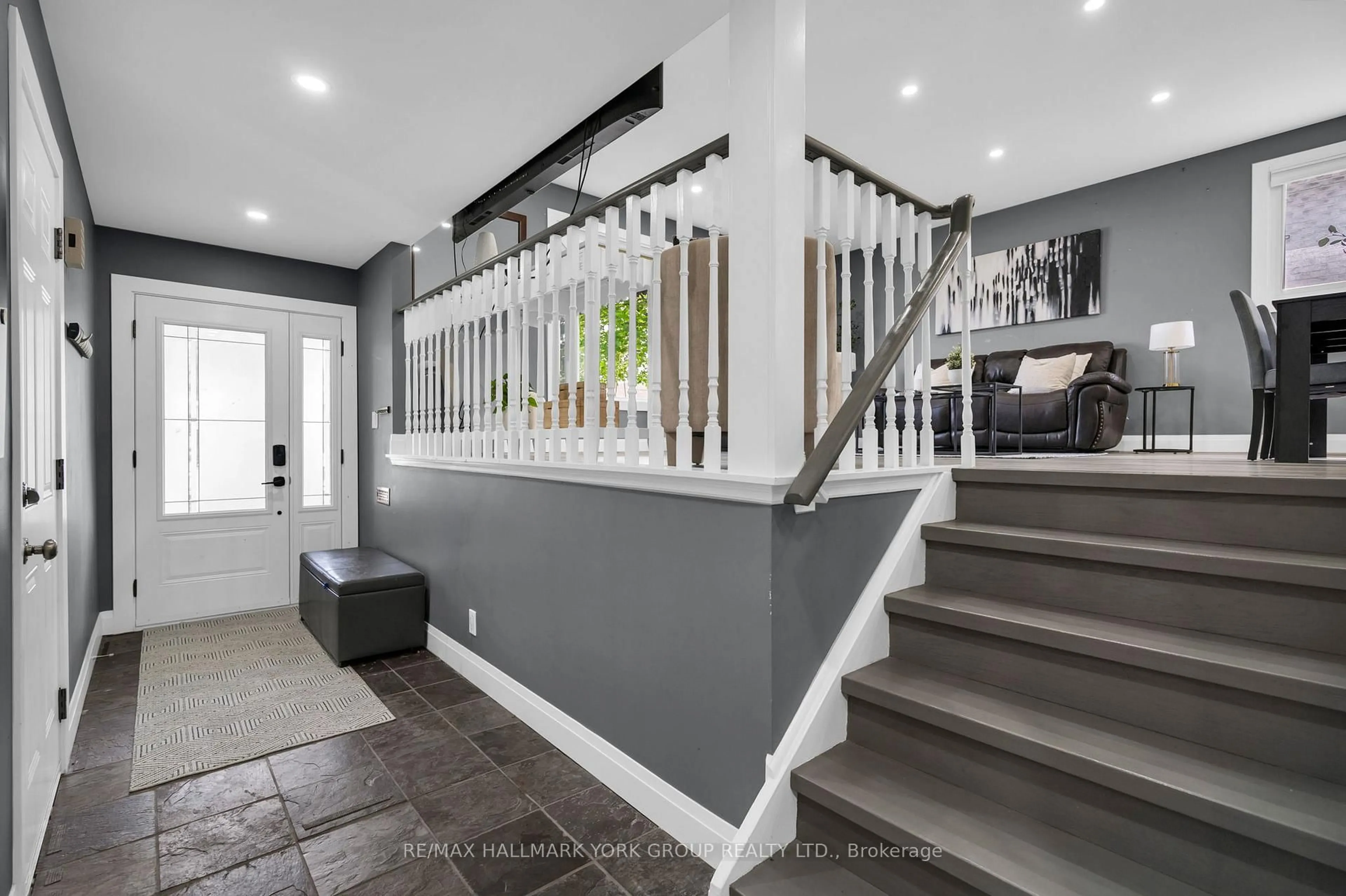 Indoor entryway for 103 Wood Cres, Bradford West Gwillimbury Ontario L3Z 2G4