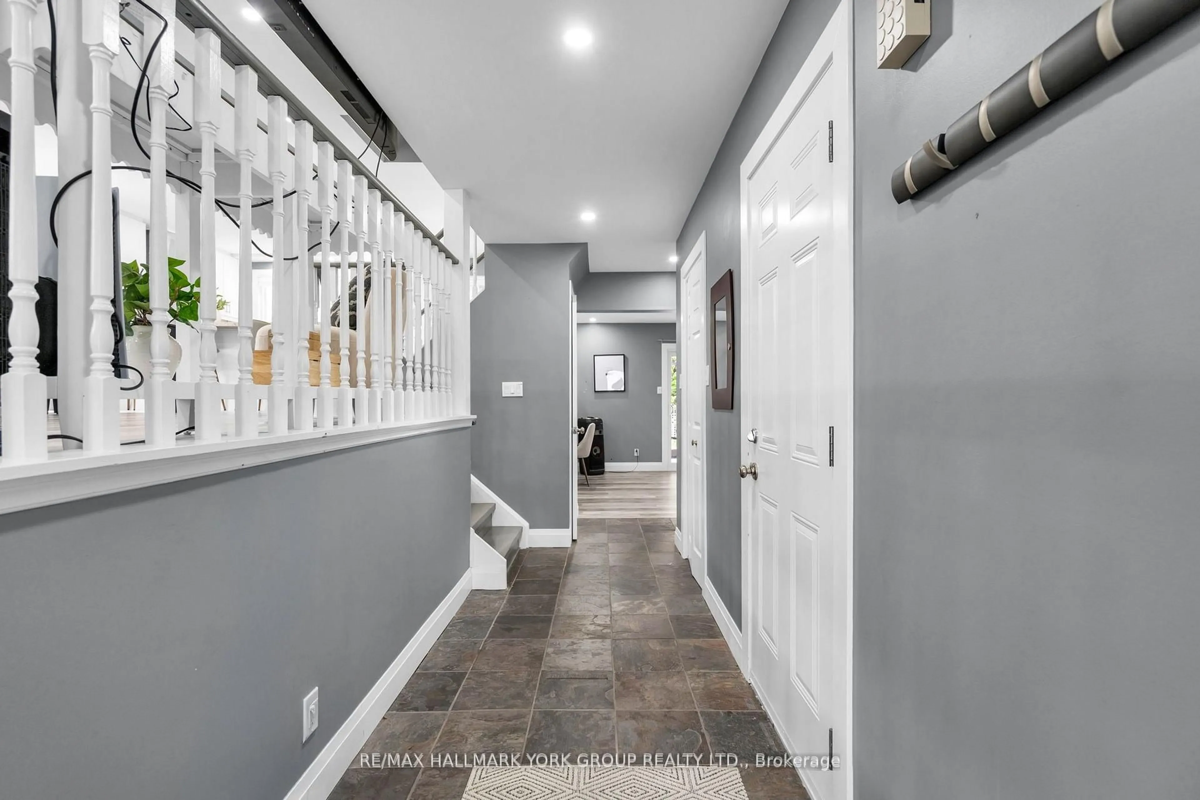 Indoor entryway for 103 Wood Cres, Bradford West Gwillimbury Ontario L3Z 2G4