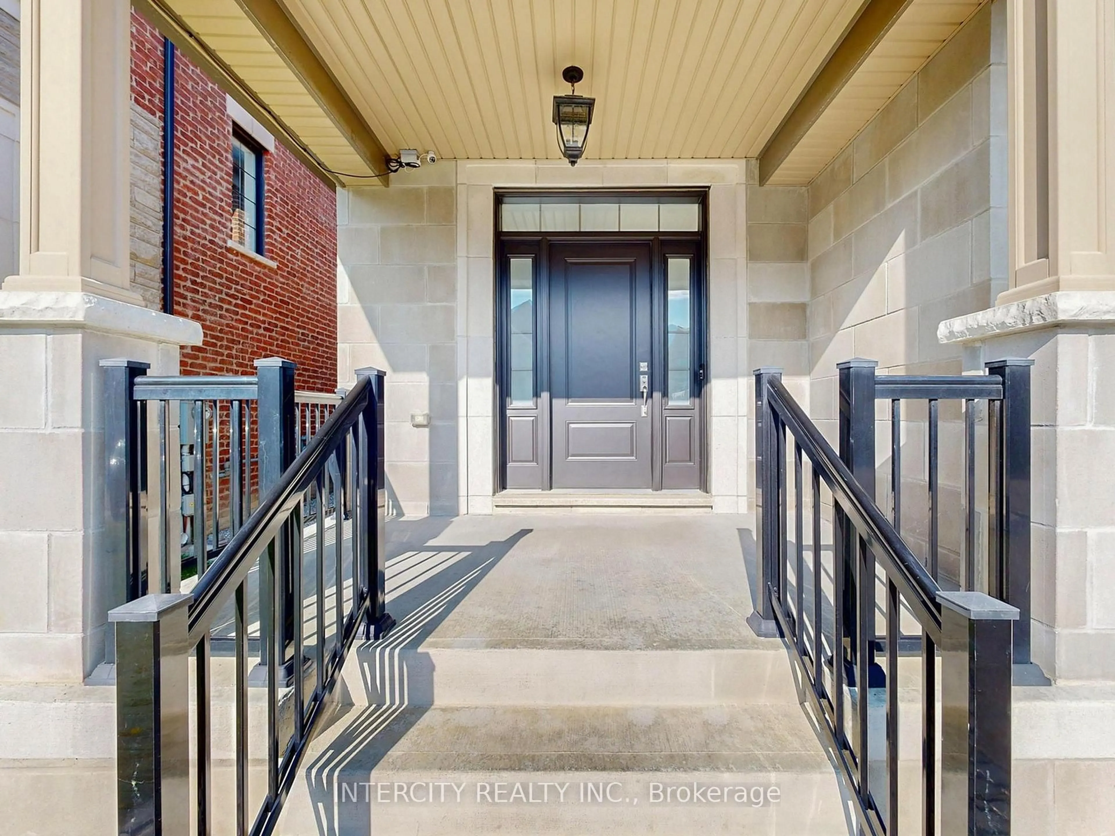 Indoor entryway for 68 Klein Mills Rd, Vaughan Ontario L4H 4W1