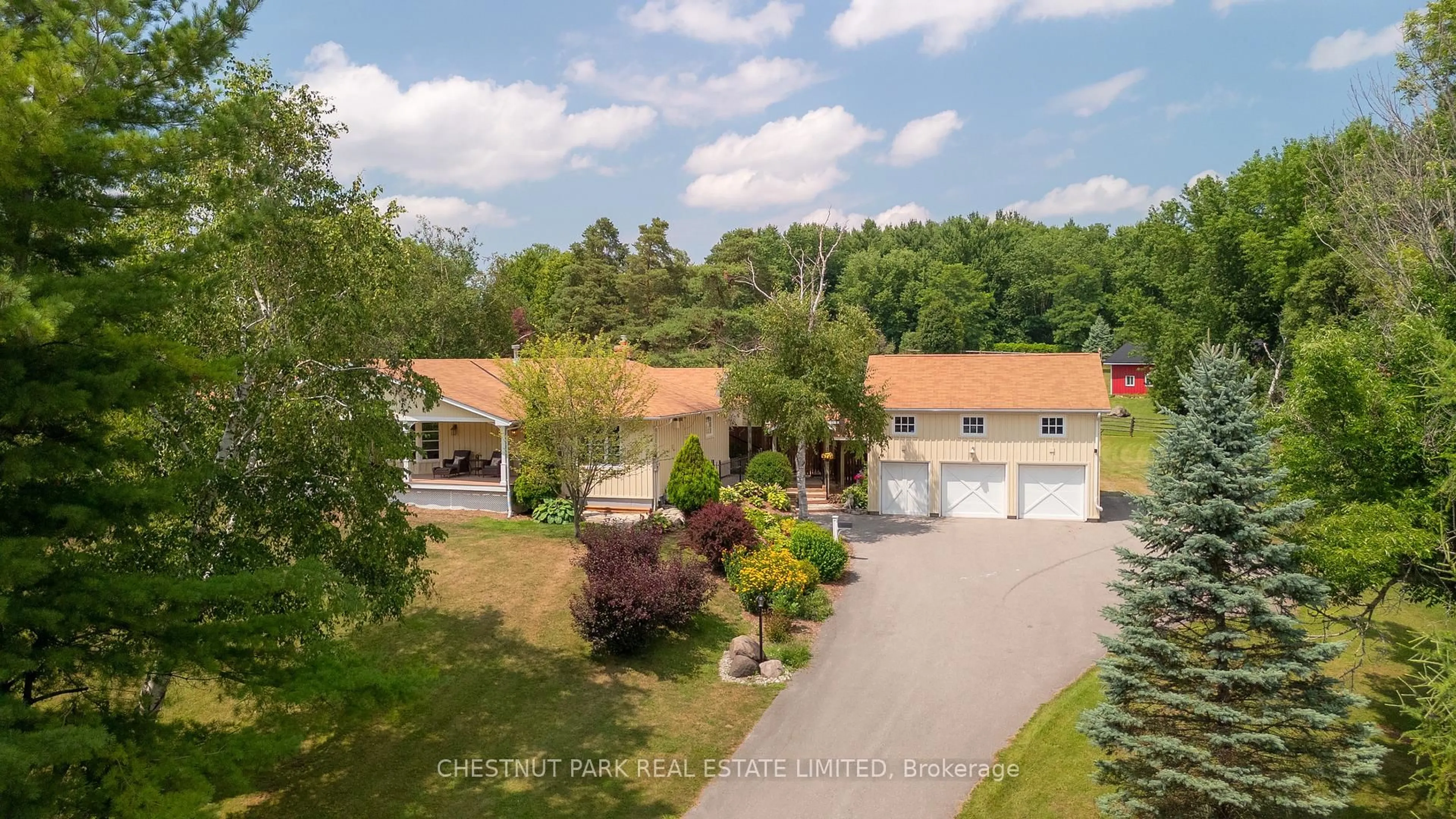 A pic from outside/outdoor area/front of a property/back of a property/a pic from drone, street for 610 Morning Sdrd, East Gwillimbury Ontario L9N 0K9