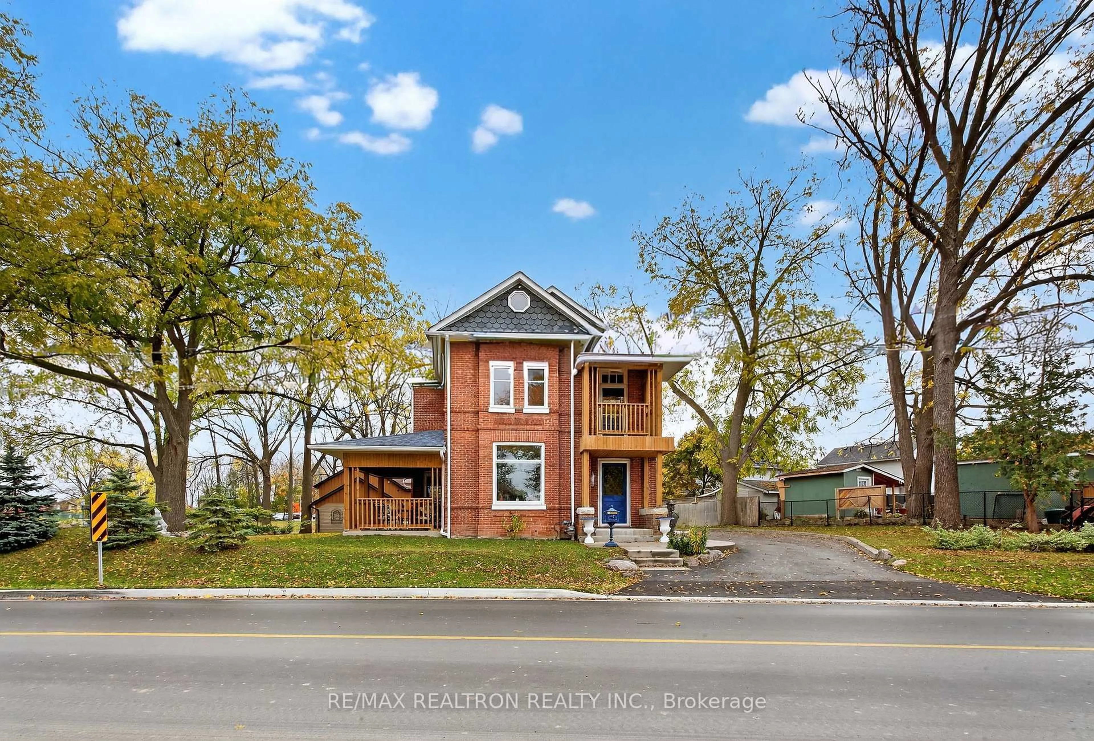 Home with brick exterior material, street for 9 The Queensway, Georgina Ontario L4P 1E2