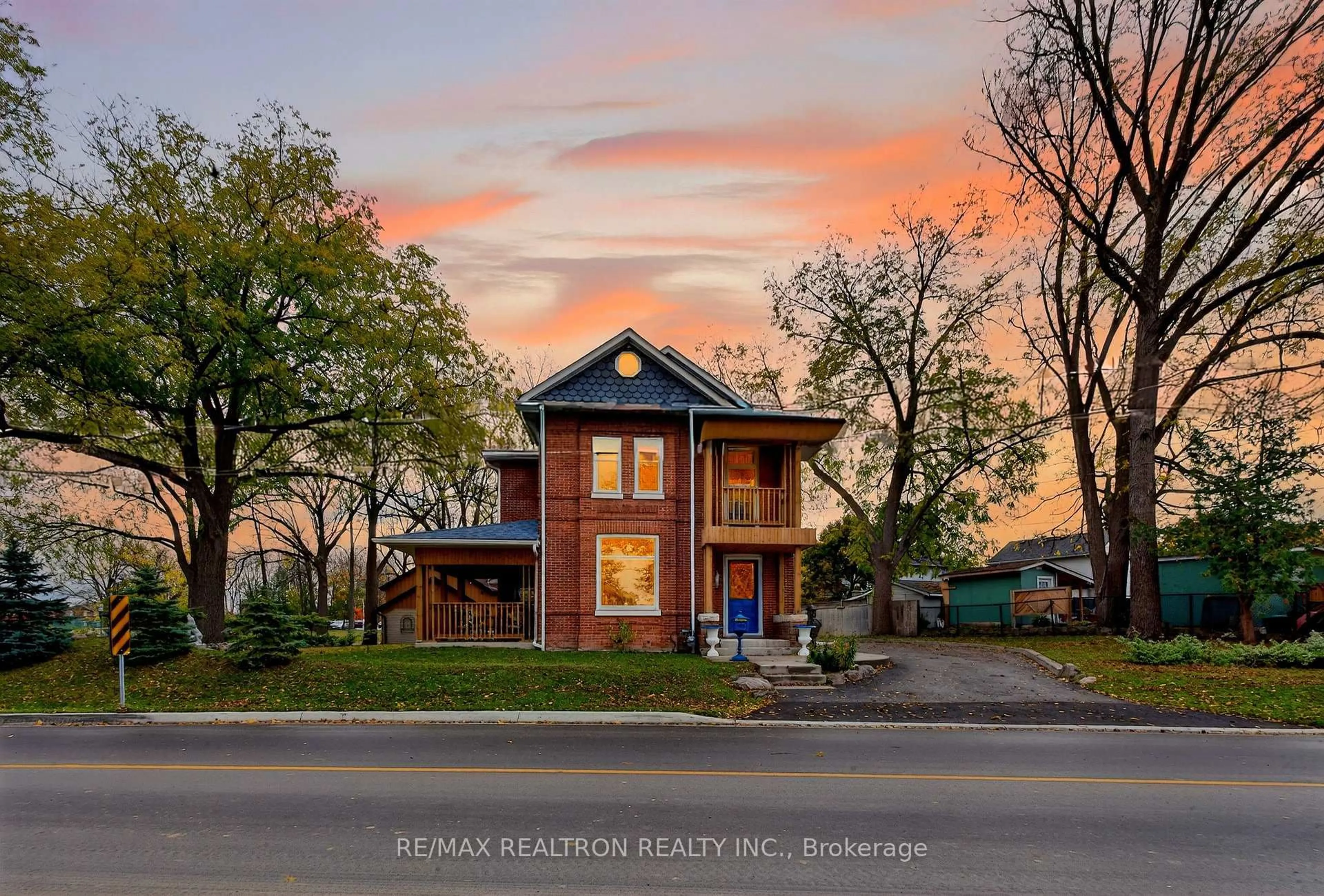 Home with brick exterior material, building for 9 The Queensway, Georgina Ontario L4P 1E2