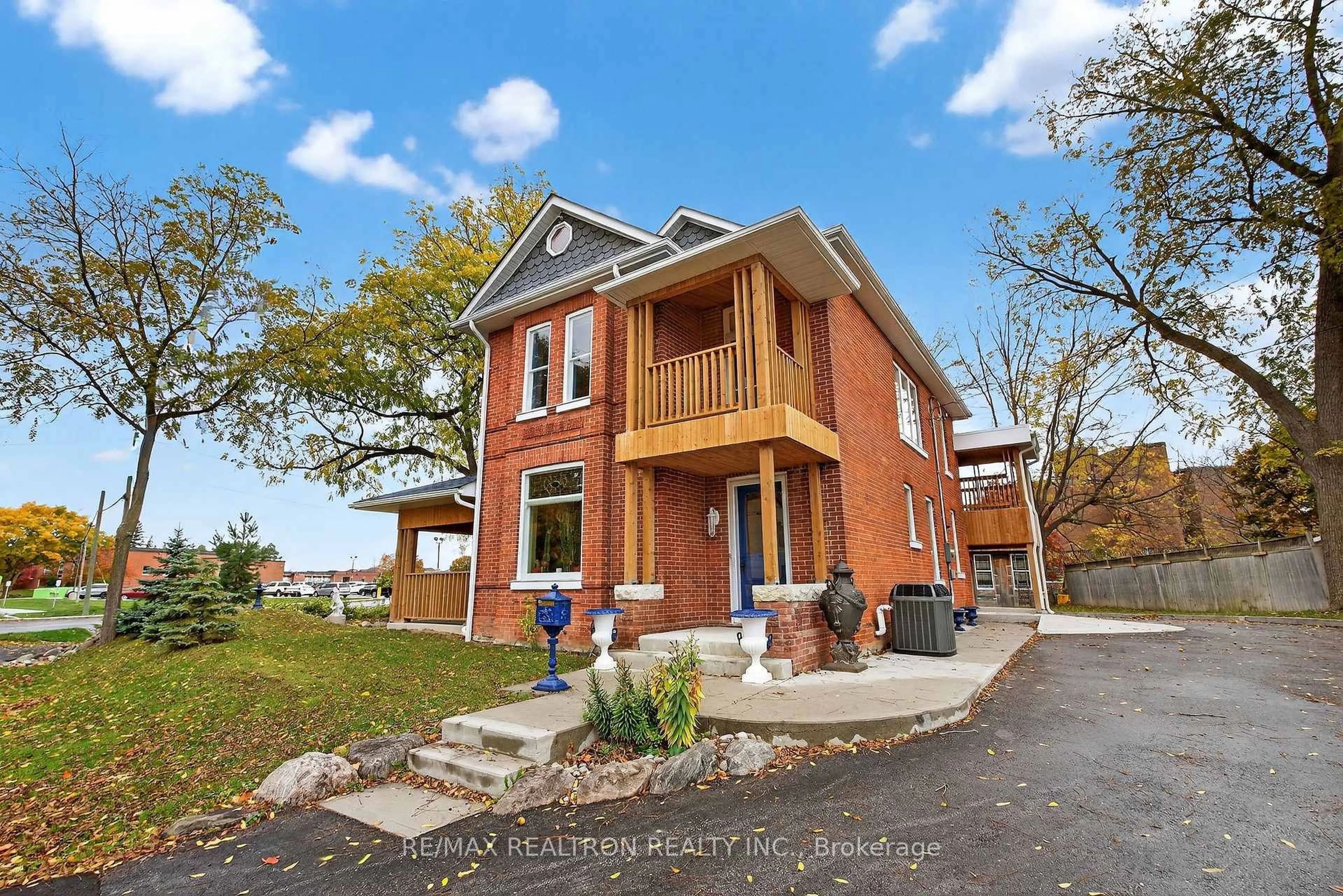 Home with brick exterior material, unknown for 9 The Queensway, Georgina Ontario L4P 1E2