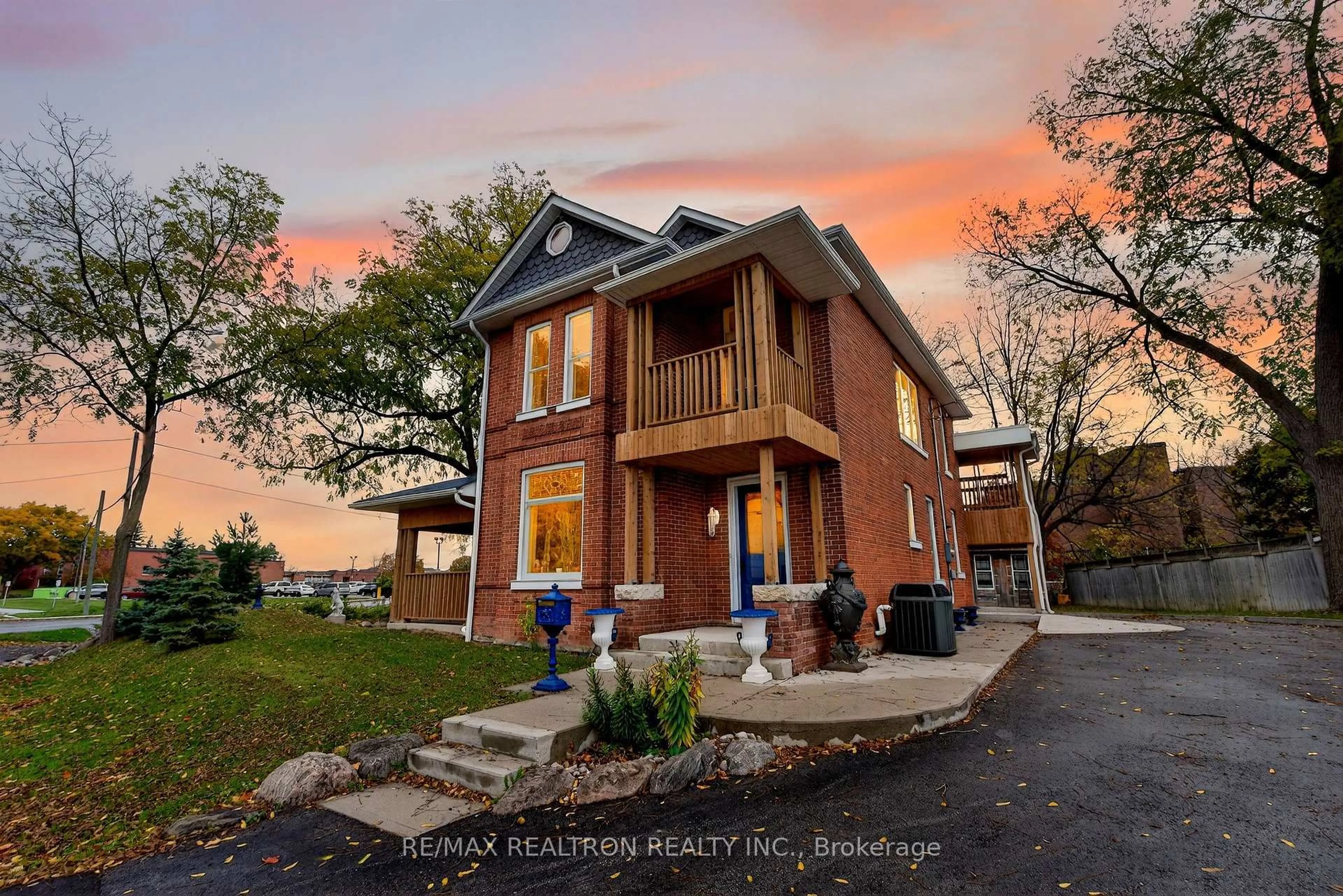 Home with brick exterior material, building for 9 The Queensway, Georgina Ontario L4P 1E2