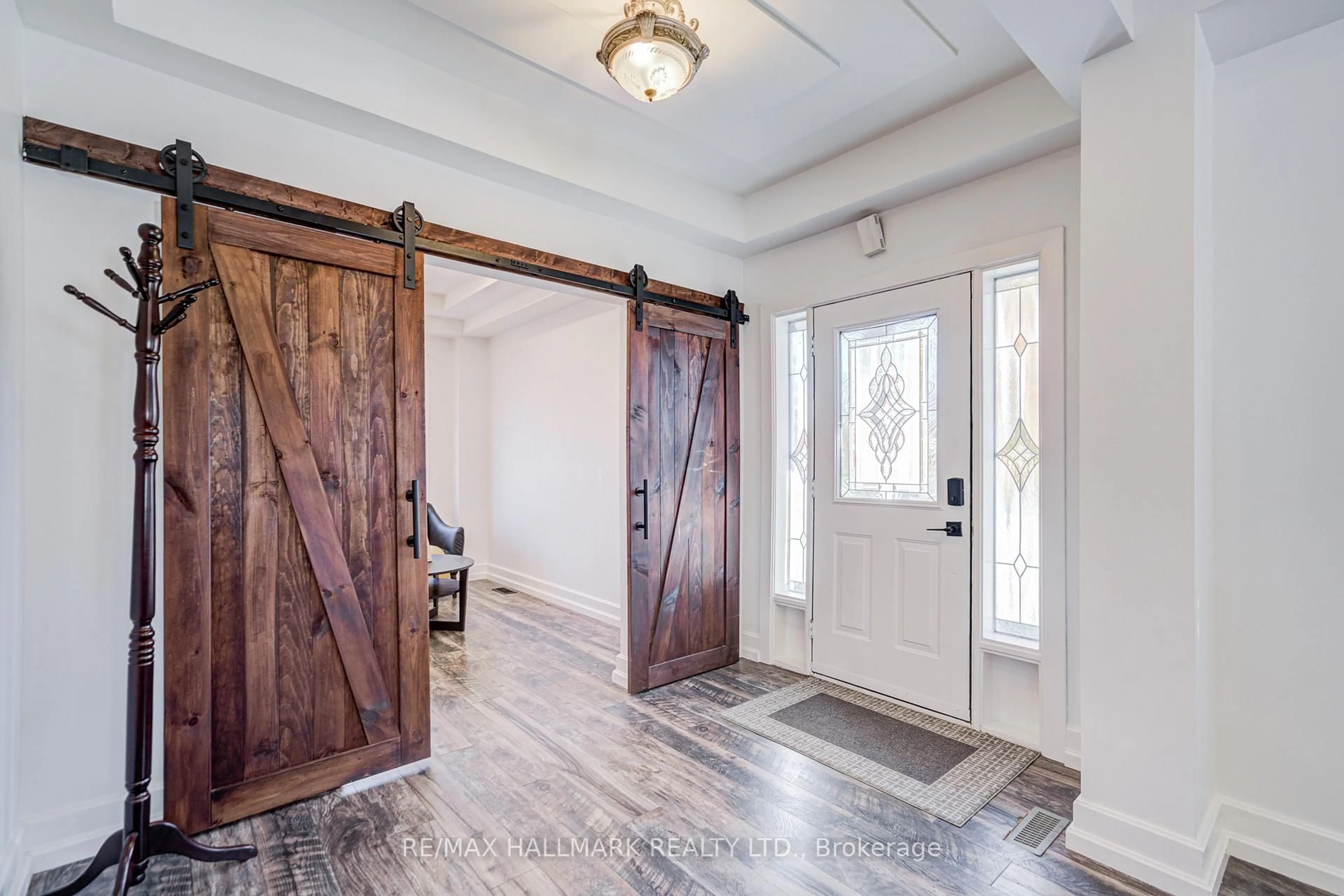 Indoor entryway for 8 Glendower Cres, Georgina Ontario L4P 0A5