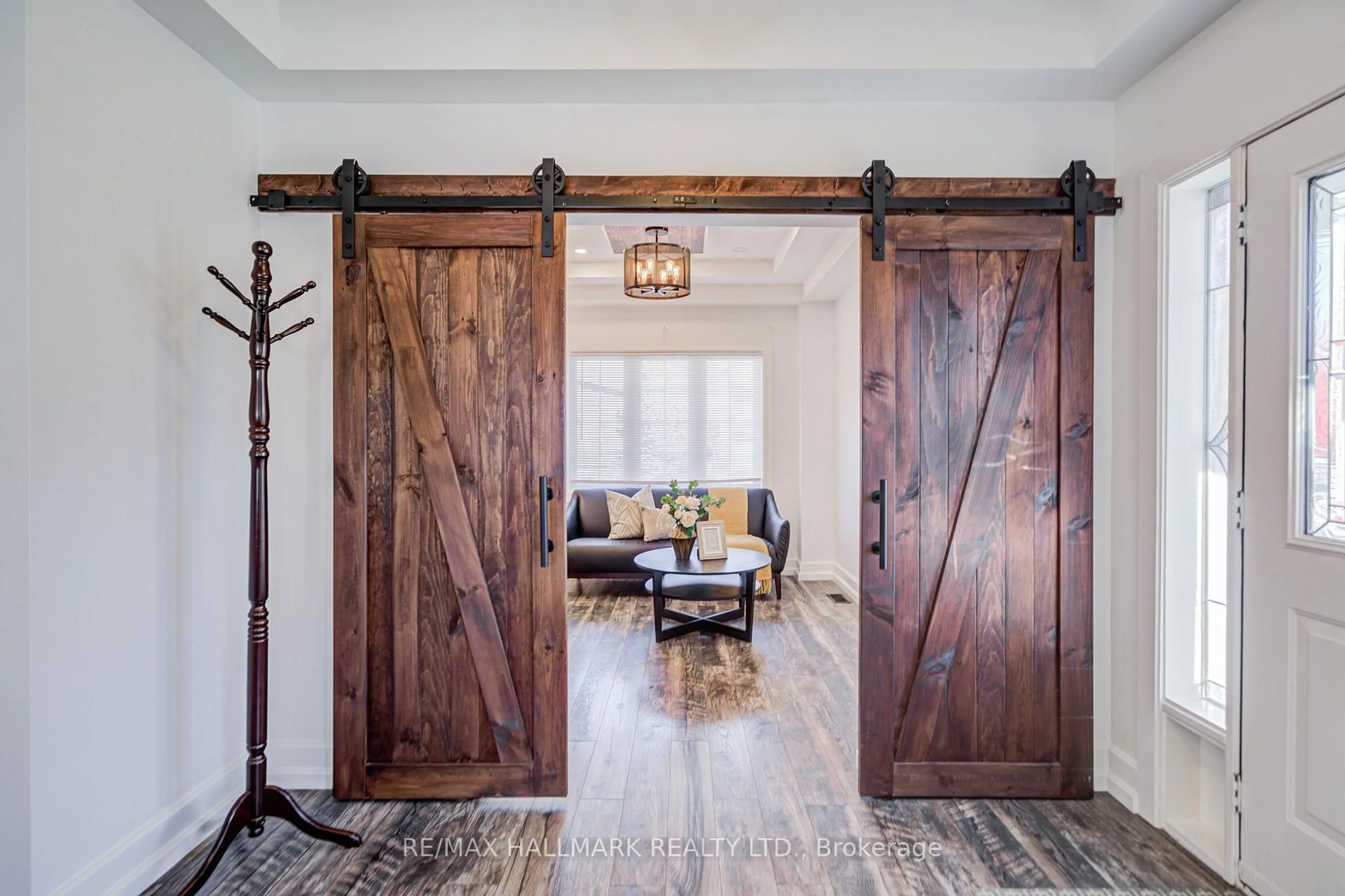 Indoor entryway for 8 Glendower Cres, Georgina Ontario L4P 0A5