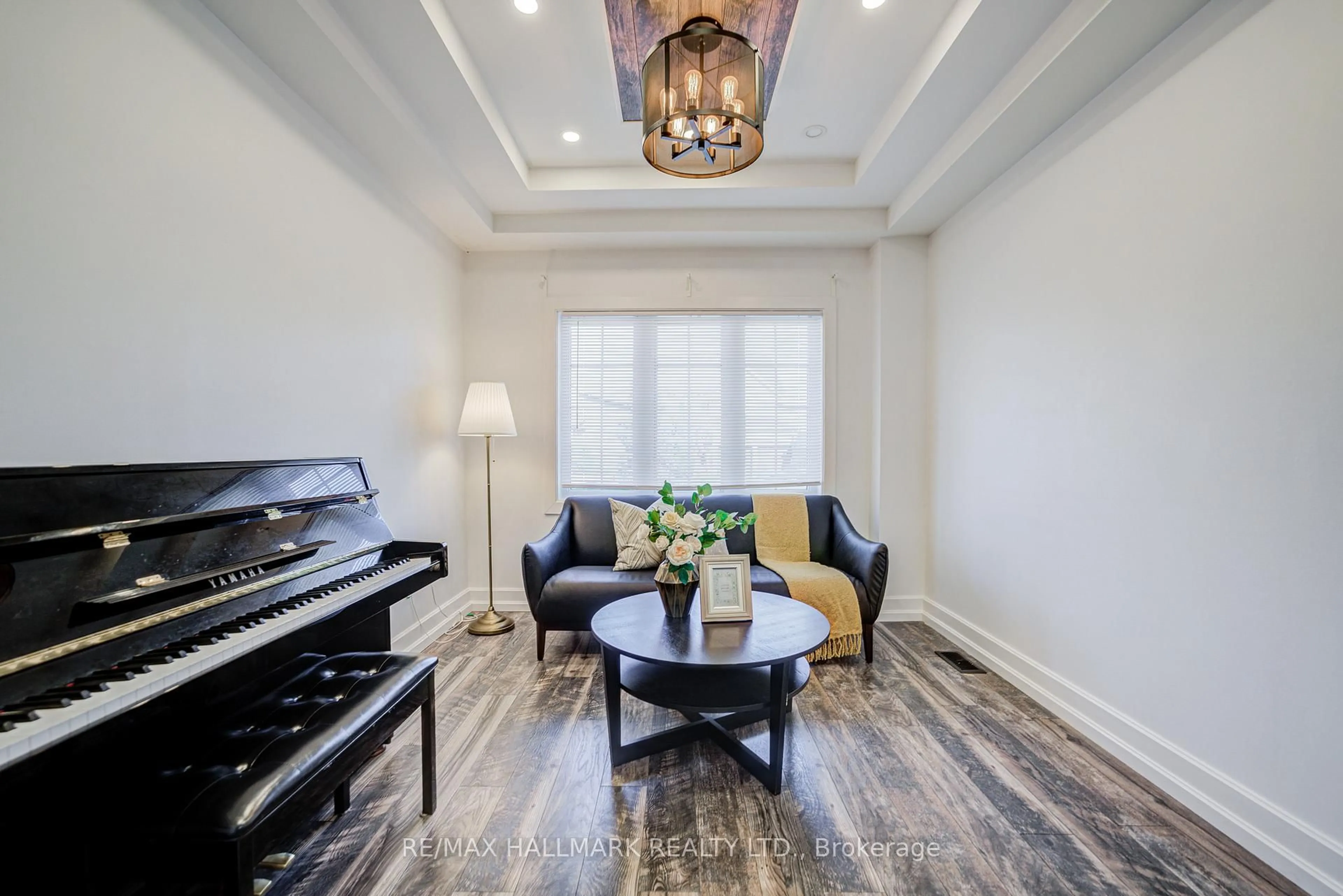 Living room with furniture, unknown for 8 Glendower Cres, Georgina Ontario L4P 0A5