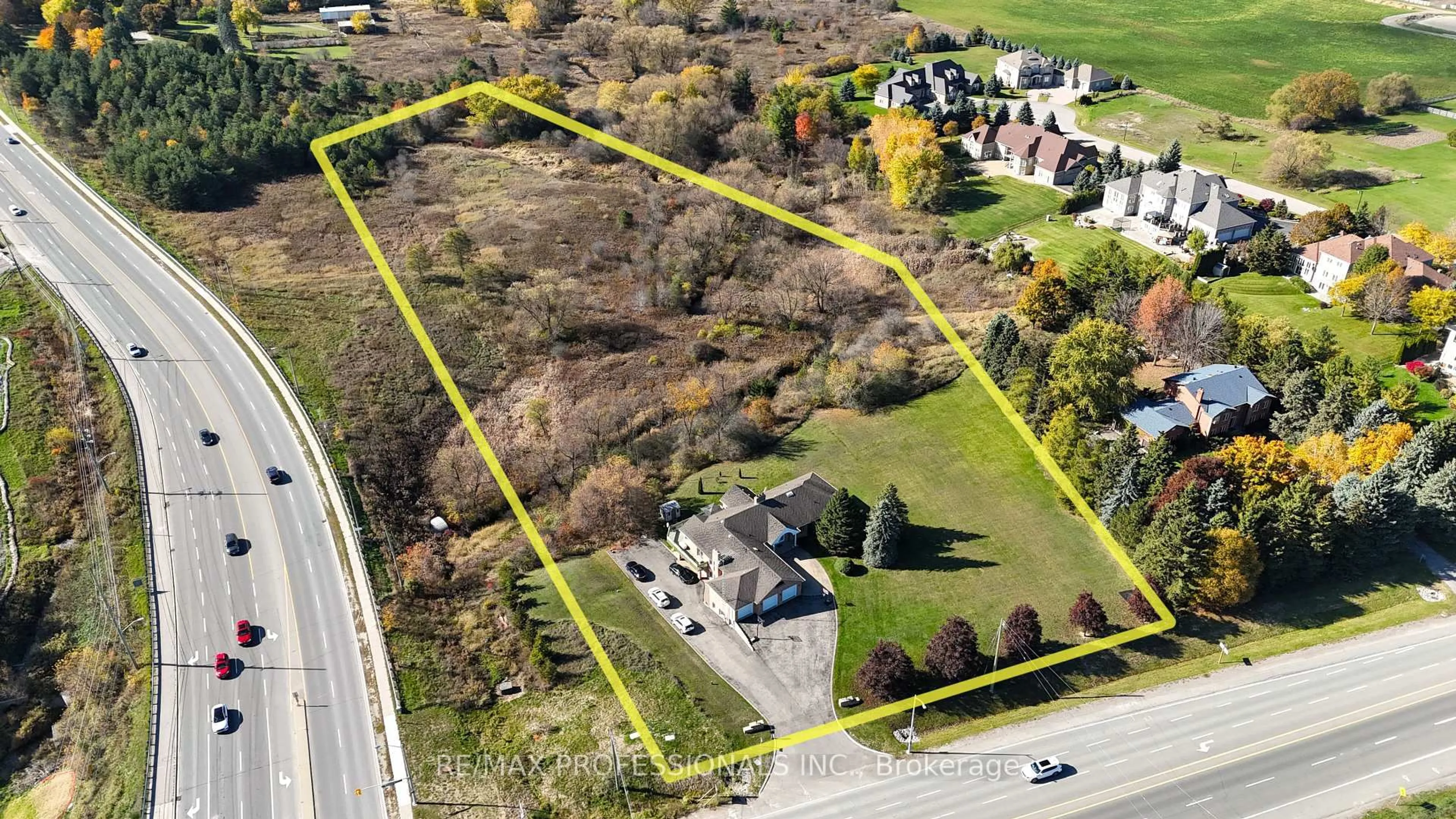 A pic from outside/outdoor area/front of a property/back of a property/a pic from drone, street for 10050 Warden Ave, Markham Ontario L6C 1N3