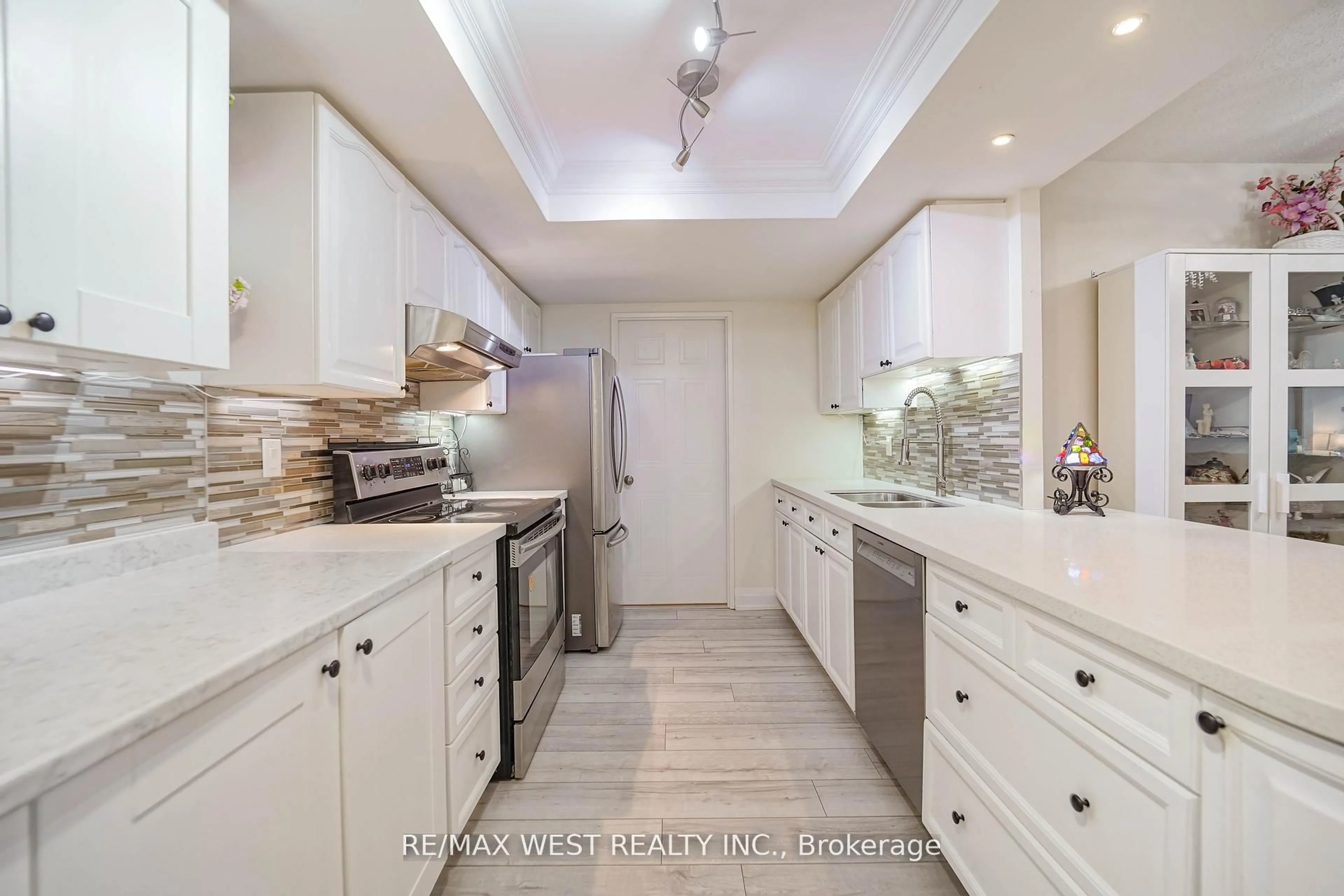 Contemporary kitchen, ceramic/tile floor for 33 Weldrick Rd #501, Richmond Hill Ontario L4C 8W4