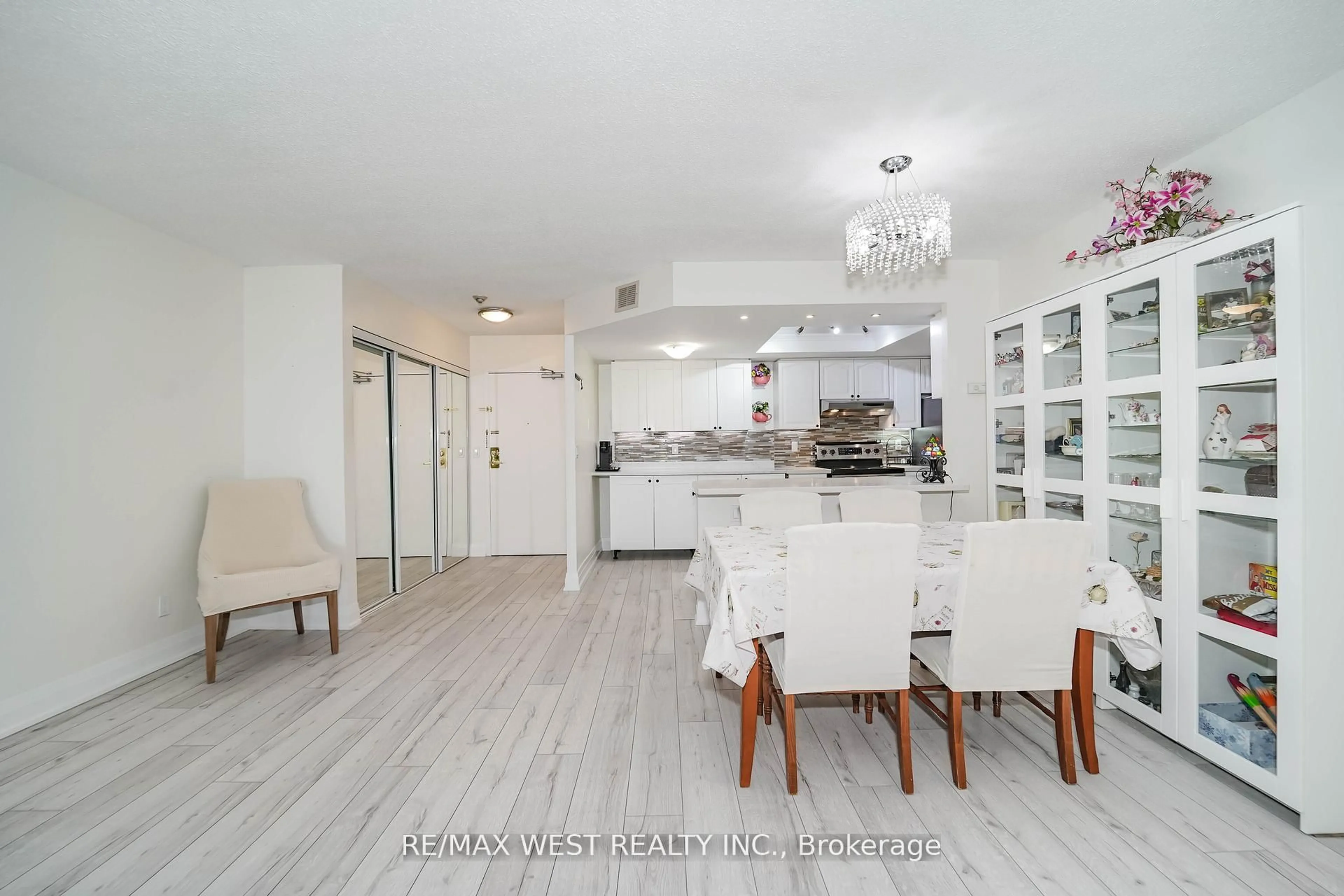 Open concept kitchen, unknown for 33 Weldrick Rd #501, Richmond Hill Ontario L4C 8W4