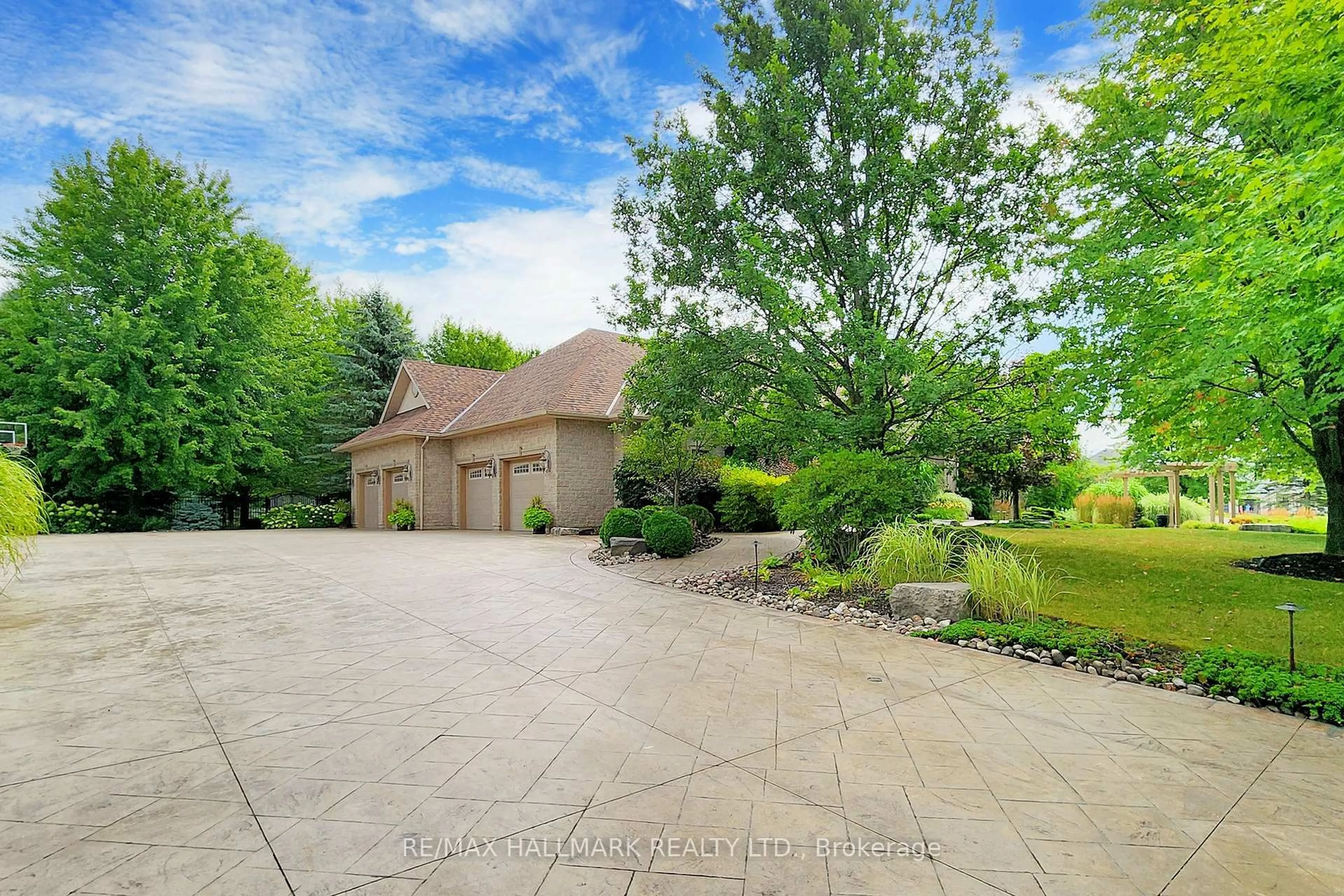 A pic from outside/outdoor area/front of a property/back of a property/a pic from drone, street for 63 Grayfield Dr, Whitchurch-Stouffville Ontario L4A 0B1