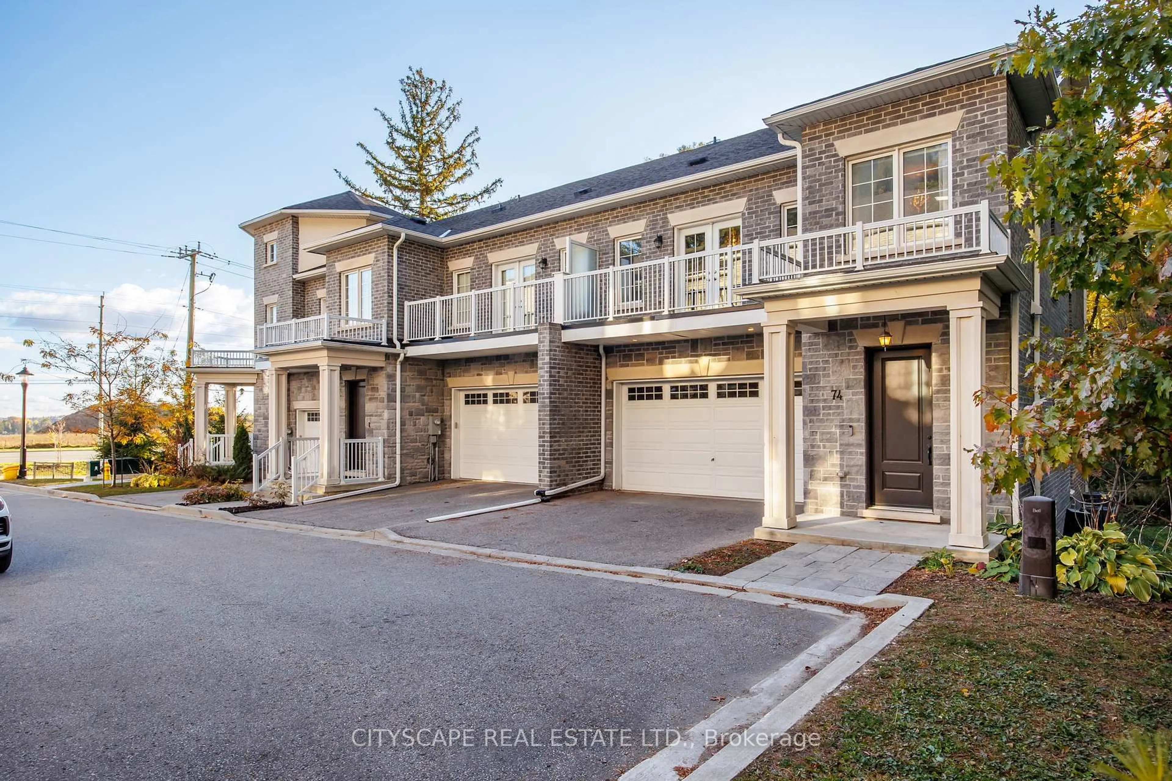 A pic from outside/outdoor area/front of a property/back of a property/a pic from drone, street for 74 Old Bloomington Rd, Aurora Ontario L4G 0M2