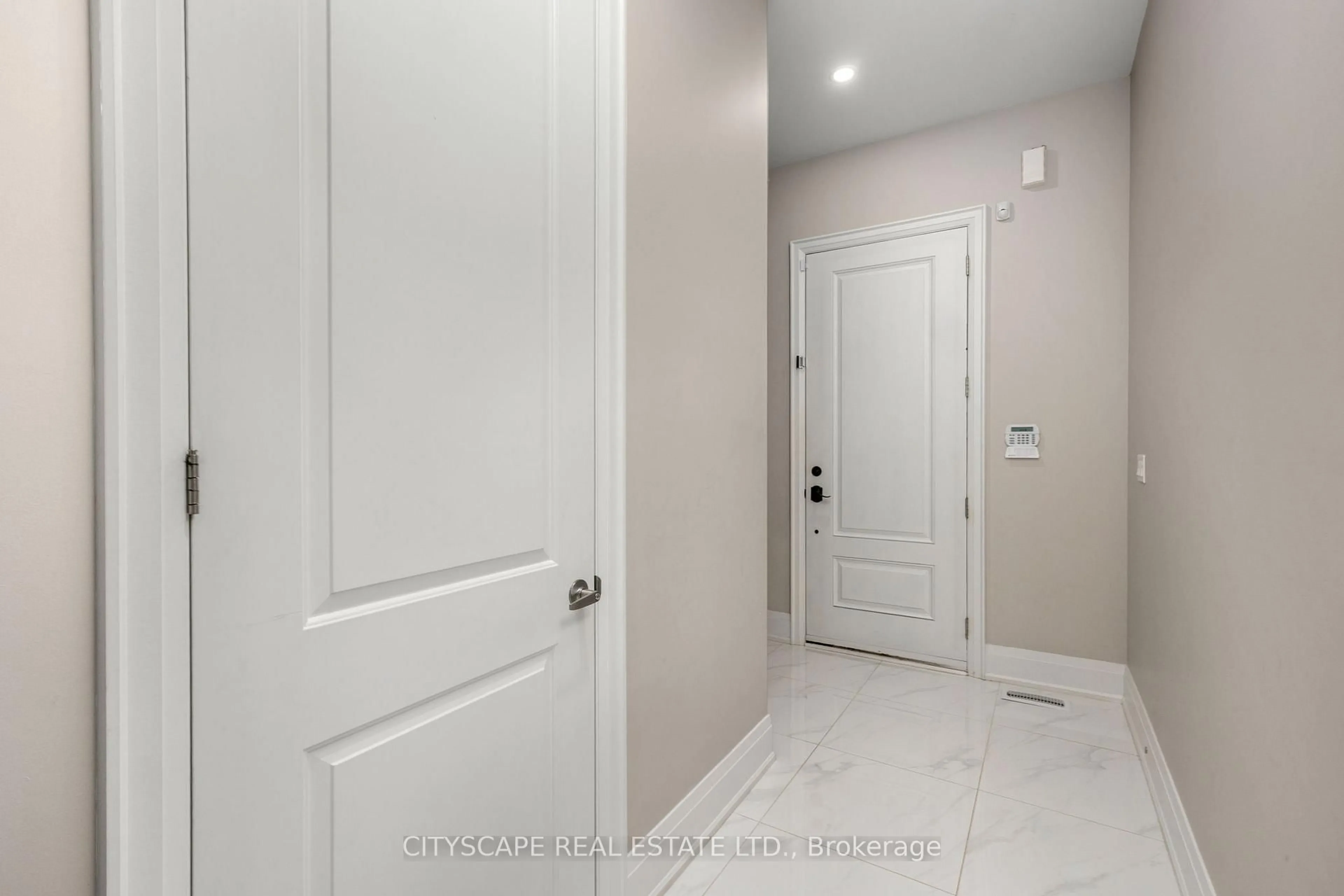 Indoor entryway for 74 Old Bloomington Rd, Aurora Ontario L4G 0M2