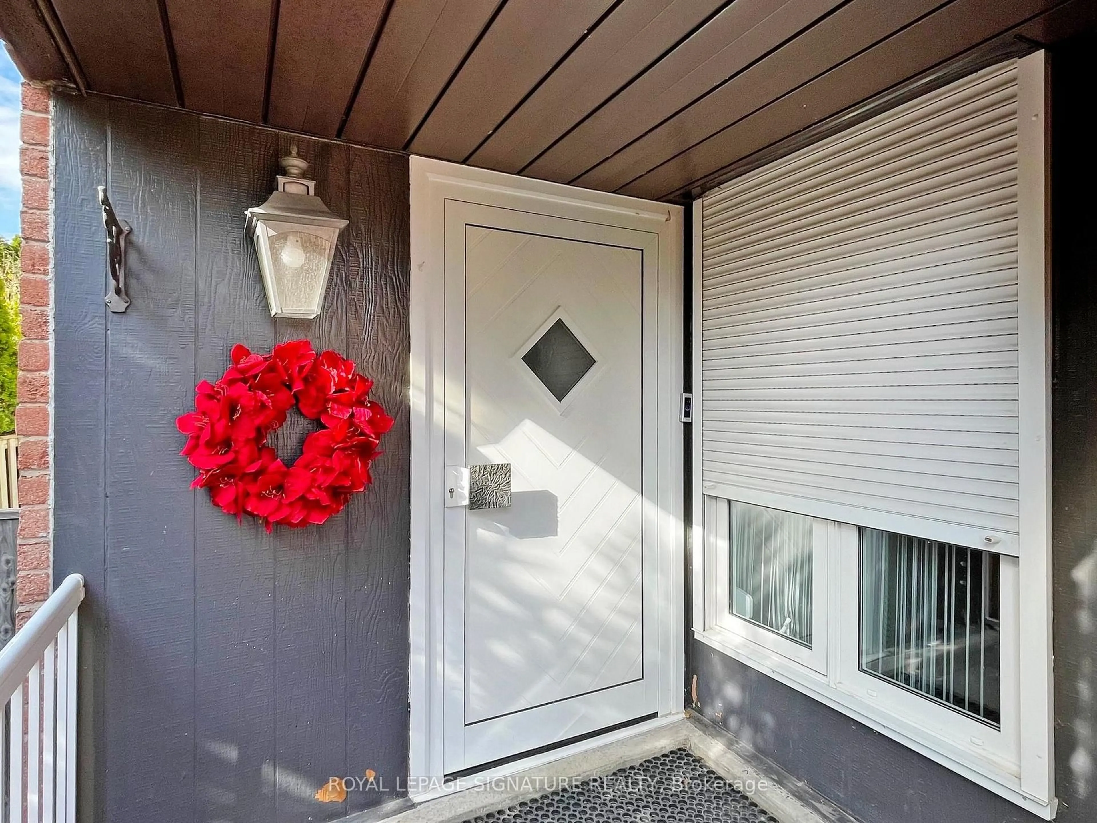 Indoor entryway for 4 Larksmere Crt, Markham Ontario L3R 3R1