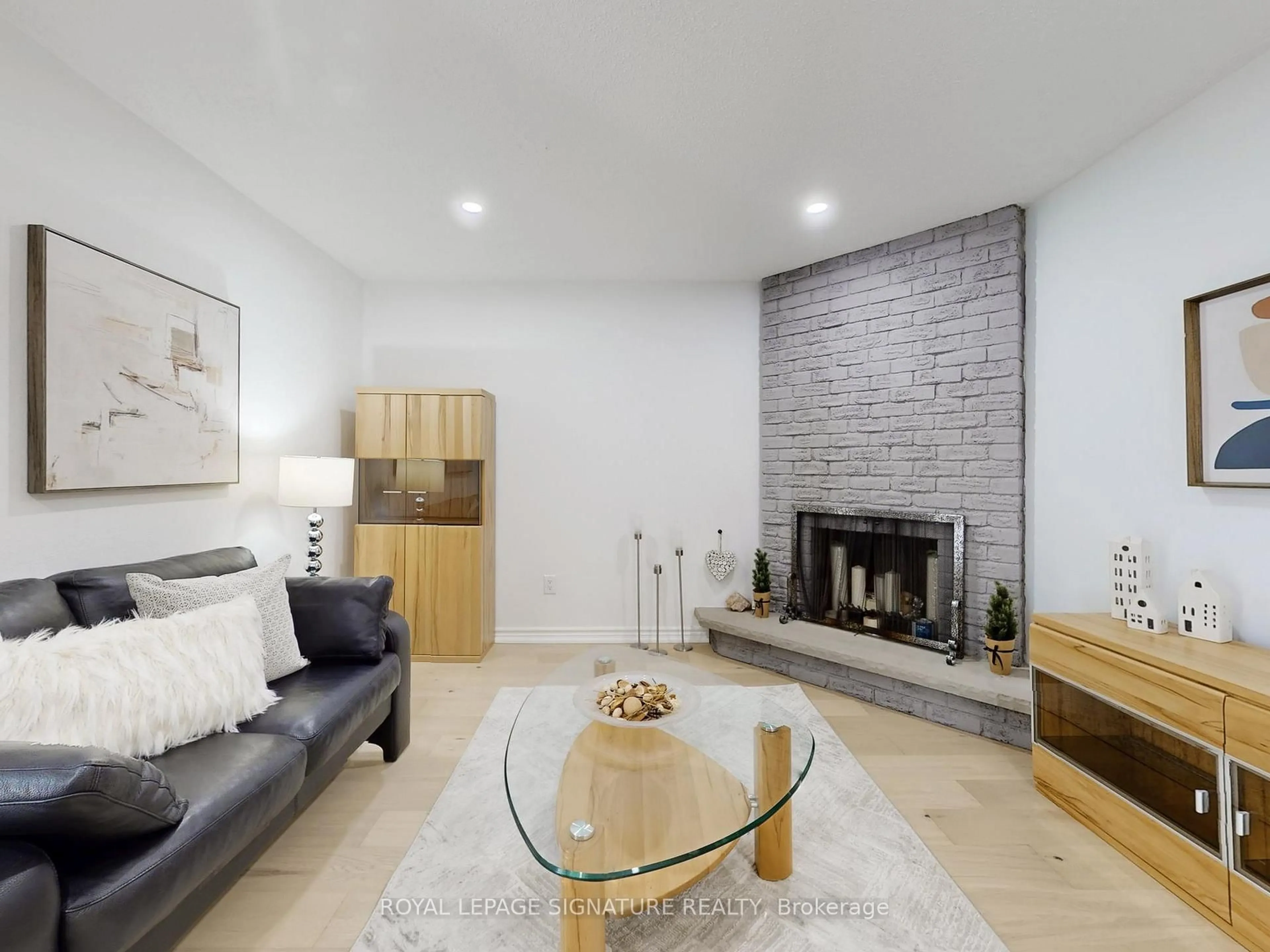 Living room with furniture, unknown for 4 Larksmere Crt, Markham Ontario L3R 3R1