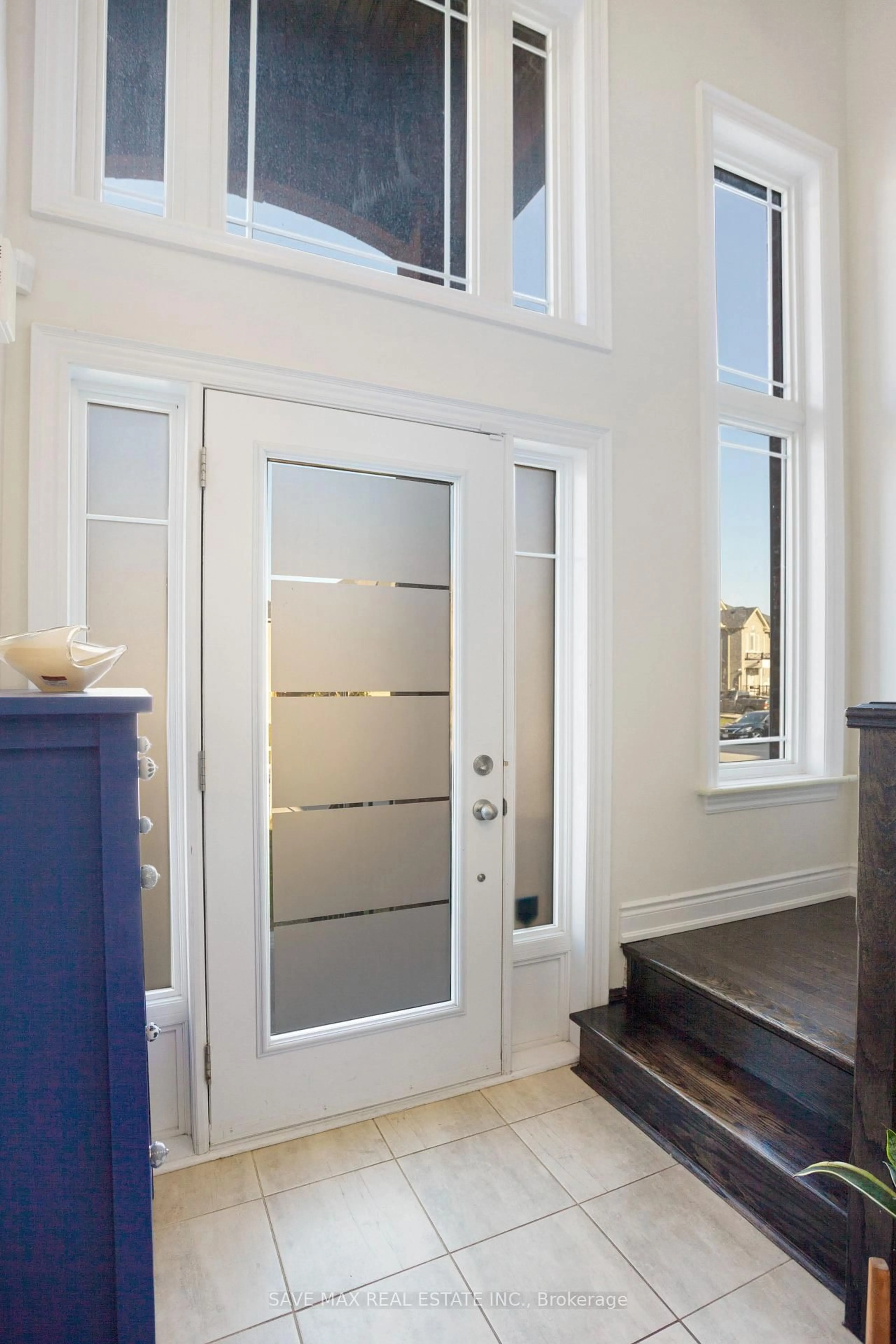 Indoor entryway for 163 Sutherland Ave, Bradford West Gwillimbury Ontario L3Z 4H6