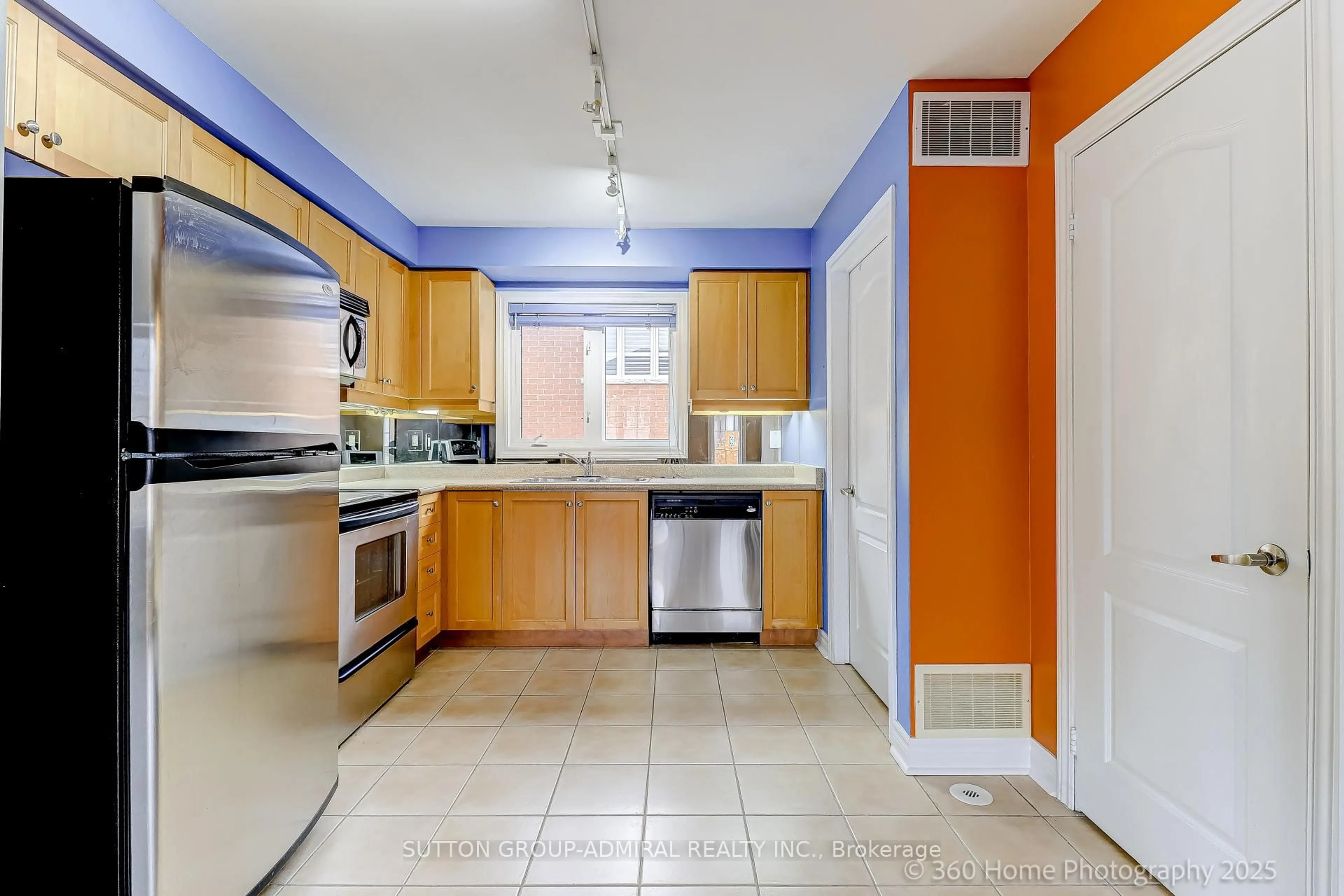 Standard kitchen, ceramic/tile floor for 73 Kenilworth Gate, Markham Ontario L6B 0A5