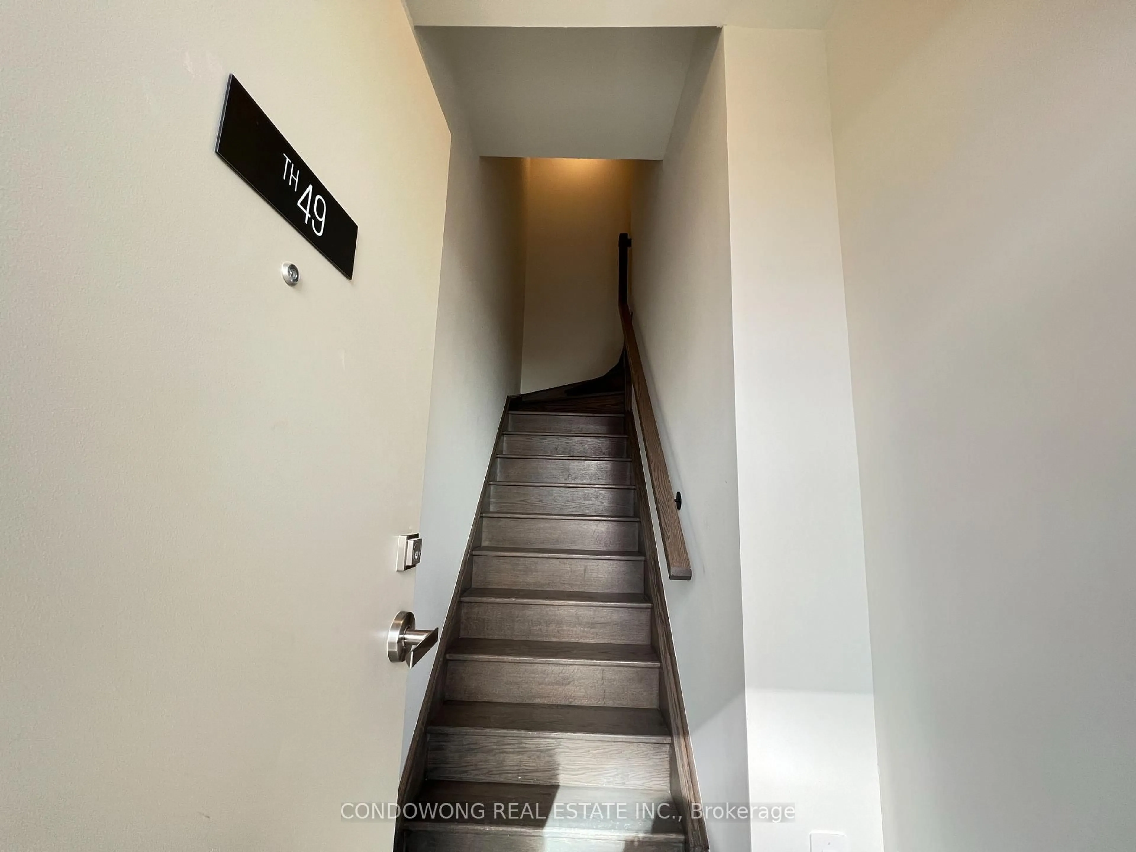 Indoor foyer for 31 Honeycrisp Cres #49, Vaughan Ontario L4K 0N6