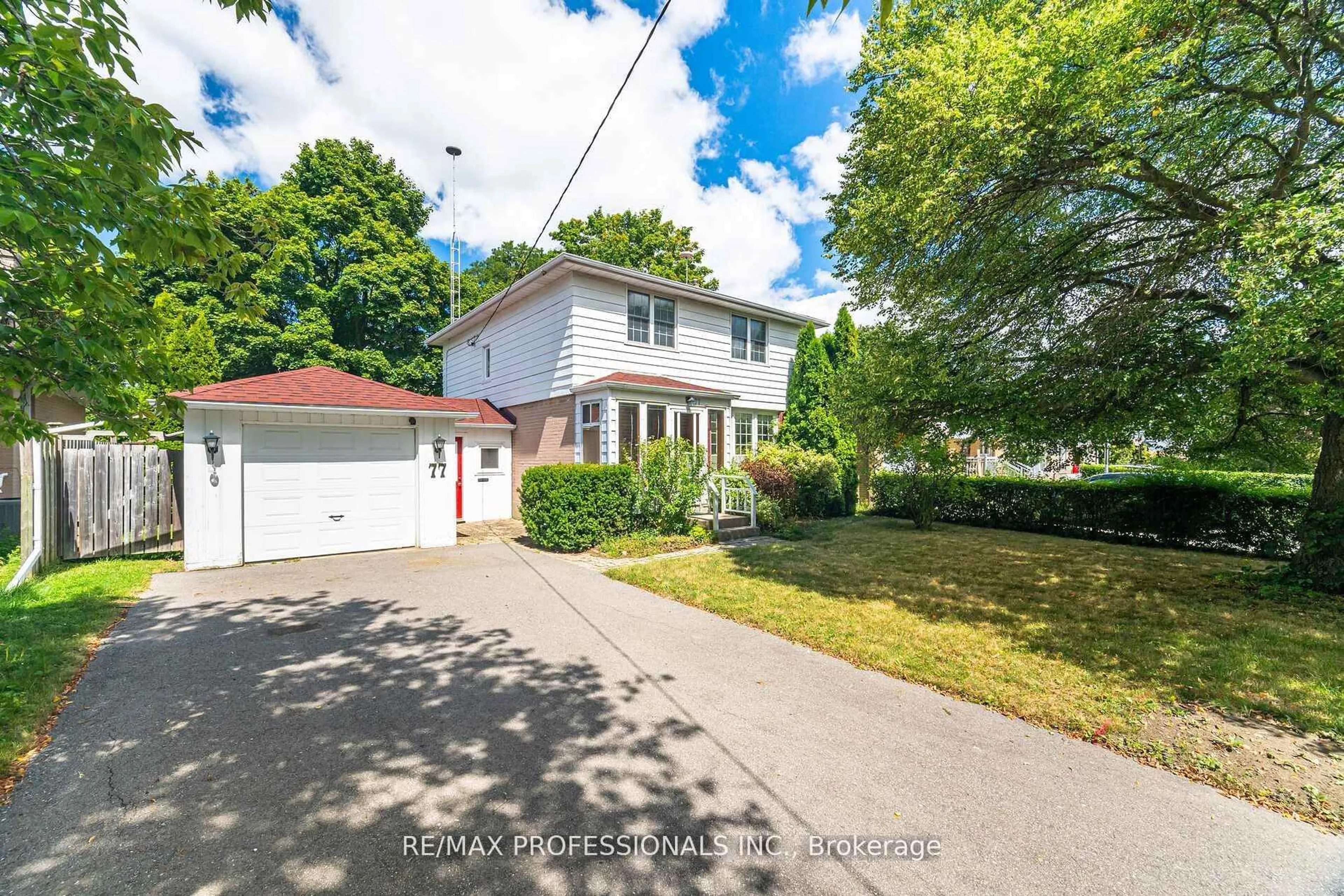 A pic from outside/outdoor area/front of a property/back of a property/a pic from drone, street for 77 Bedford Park Ave, Richmond Hill Ontario L4C 2N9