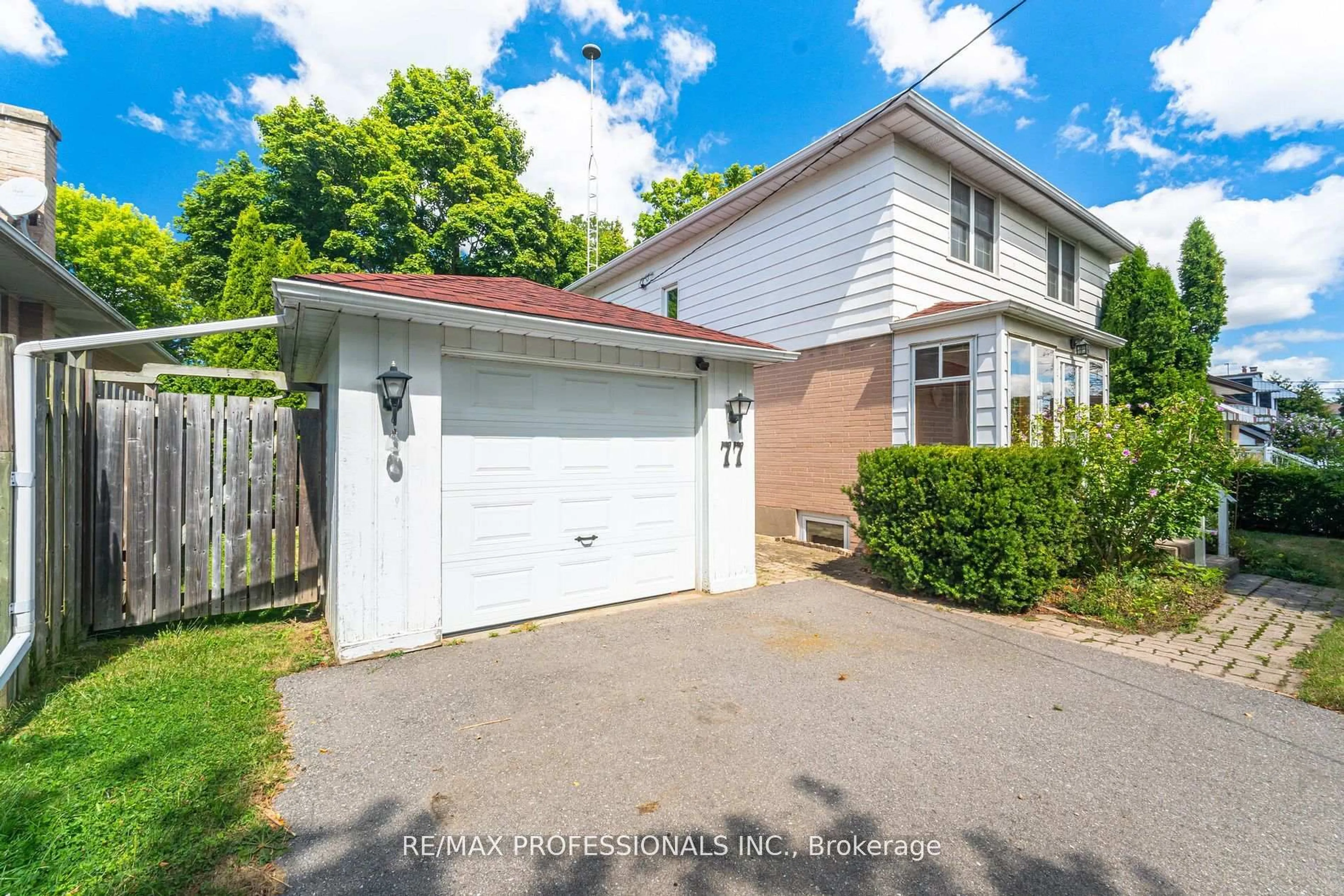 A pic from outside/outdoor area/front of a property/back of a property/a pic from drone, street for 77 Bedford Park Ave, Richmond Hill Ontario L4C 2N9