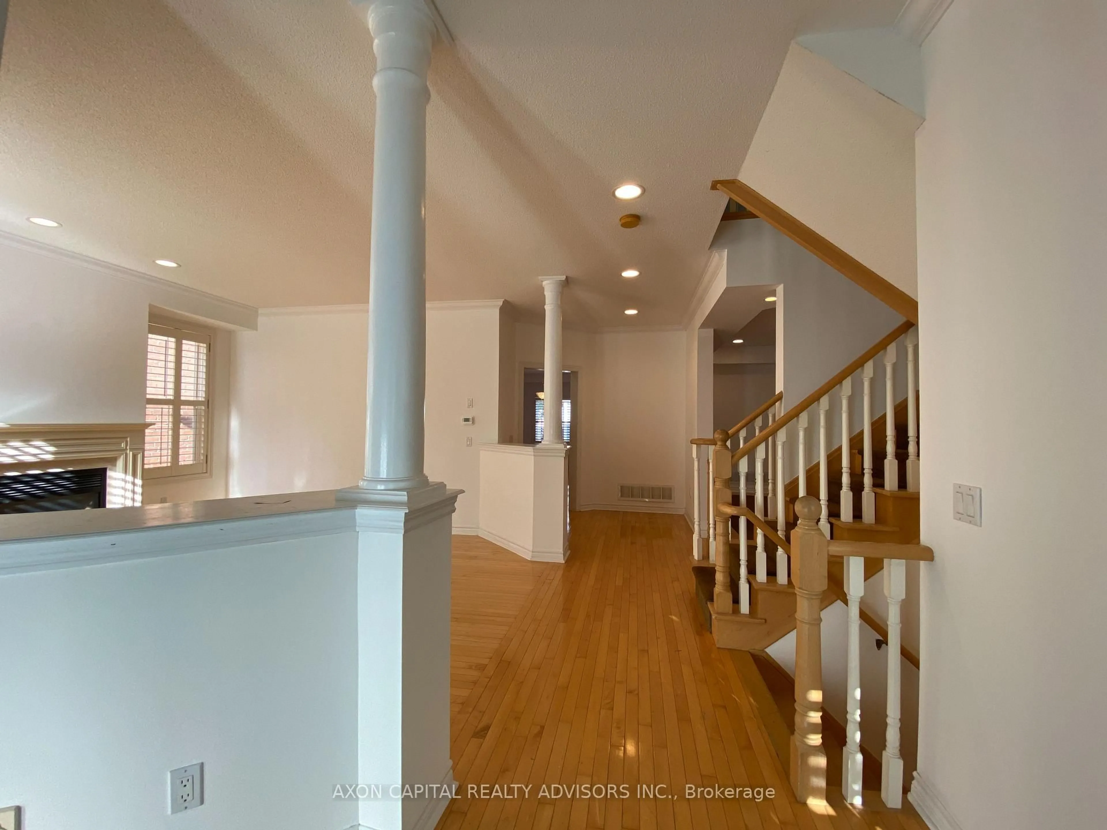 Indoor foyer for 6 Angus Glen Blvd, Markham Ontario L6C 1Z1