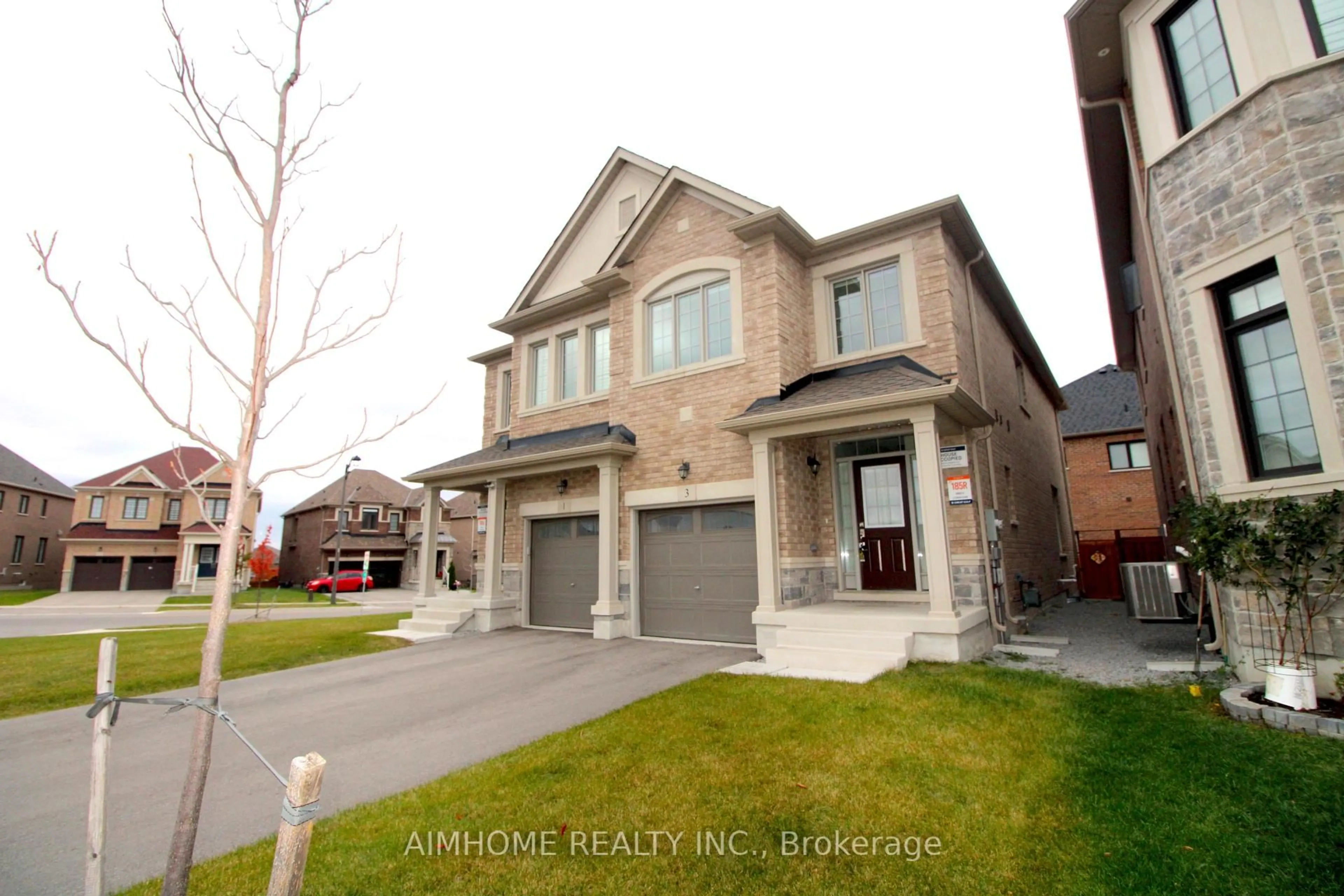 Home with brick exterior material, street for 3 Terrain Crt, East Gwillimbury Ontario L9N 0T2
