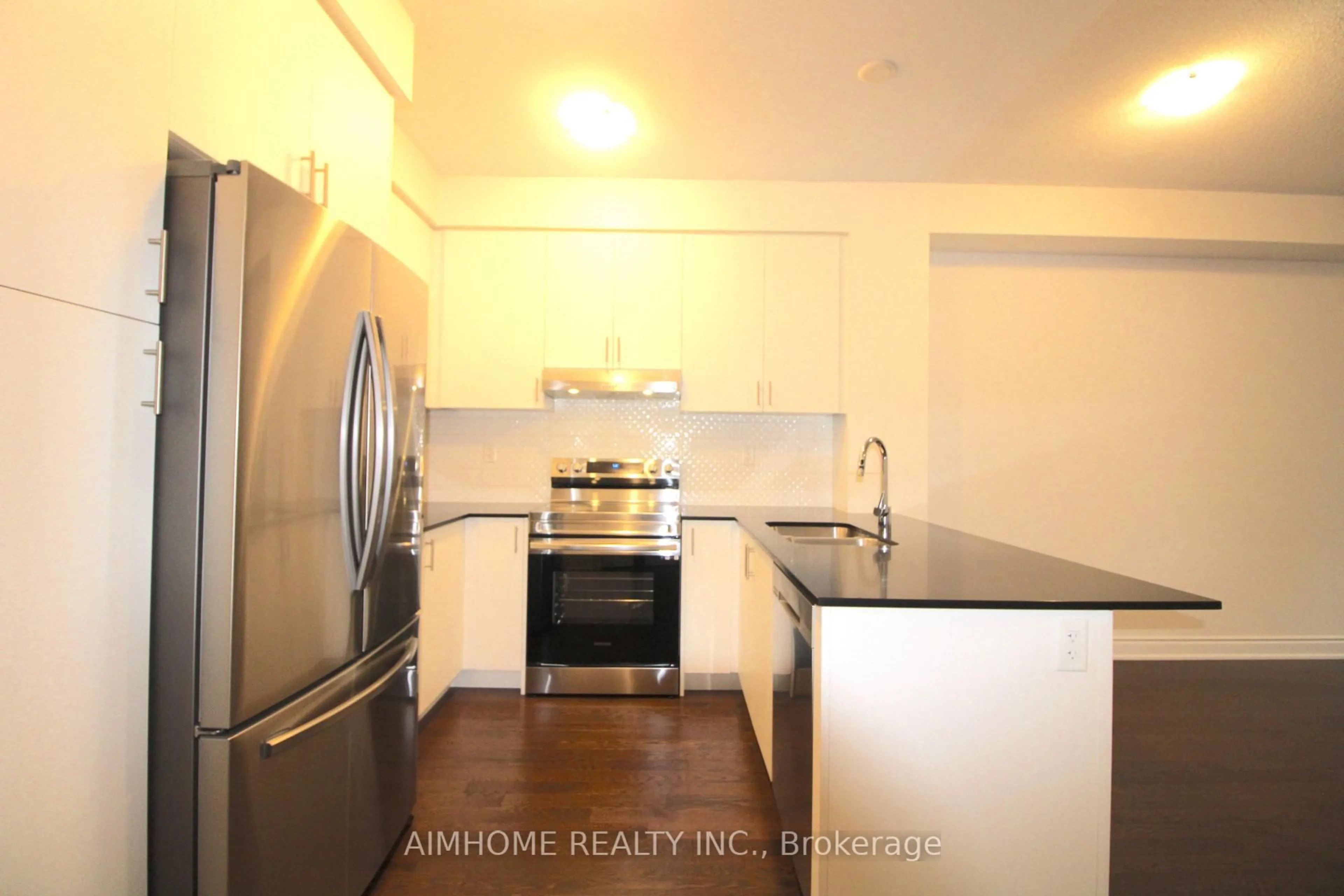 Standard kitchen, unknown for 3 Terrain Crt, East Gwillimbury Ontario L9N 0T2